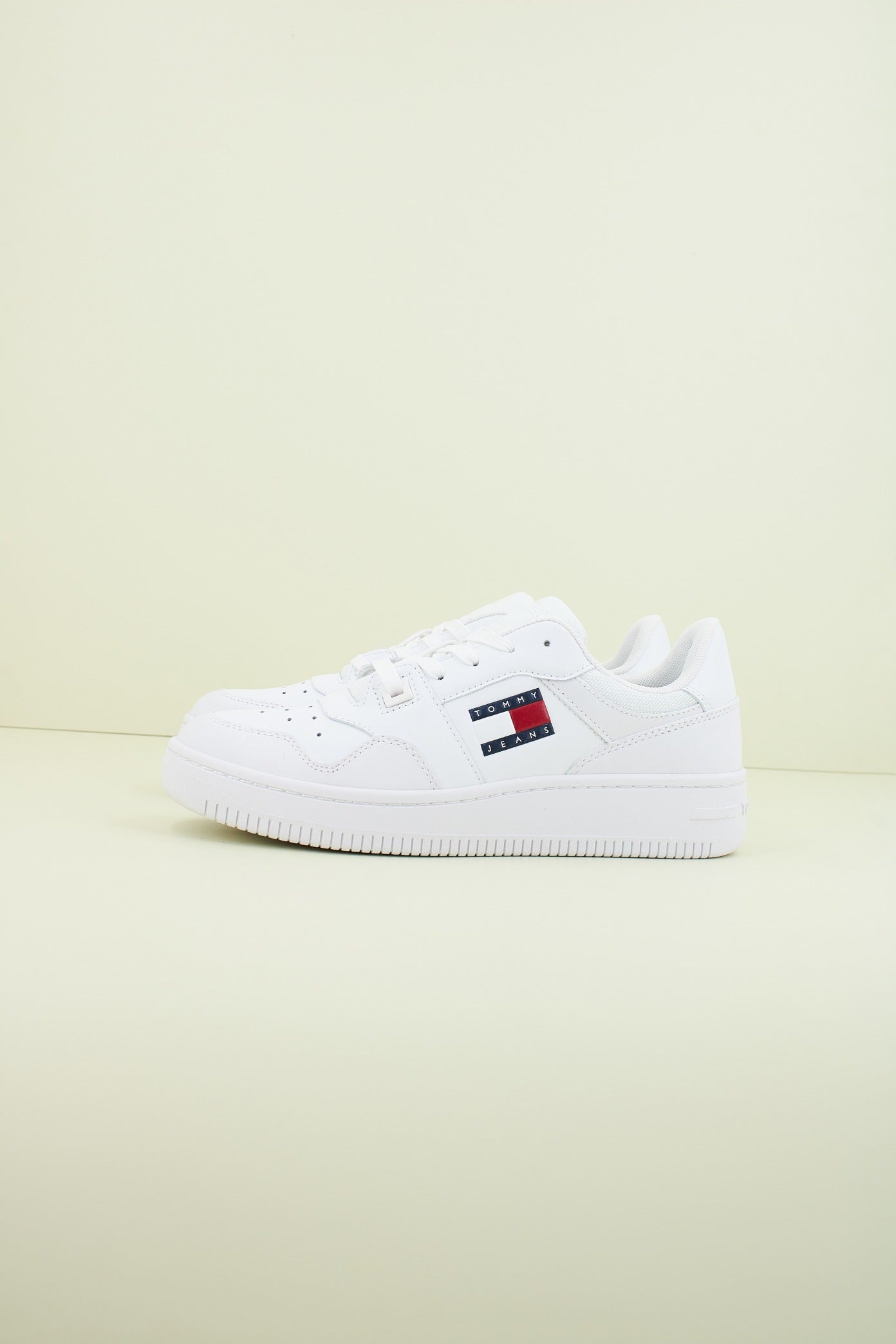 TOMMY JEANS TJW RETRO BASKET ESS en color BLANCO (1)