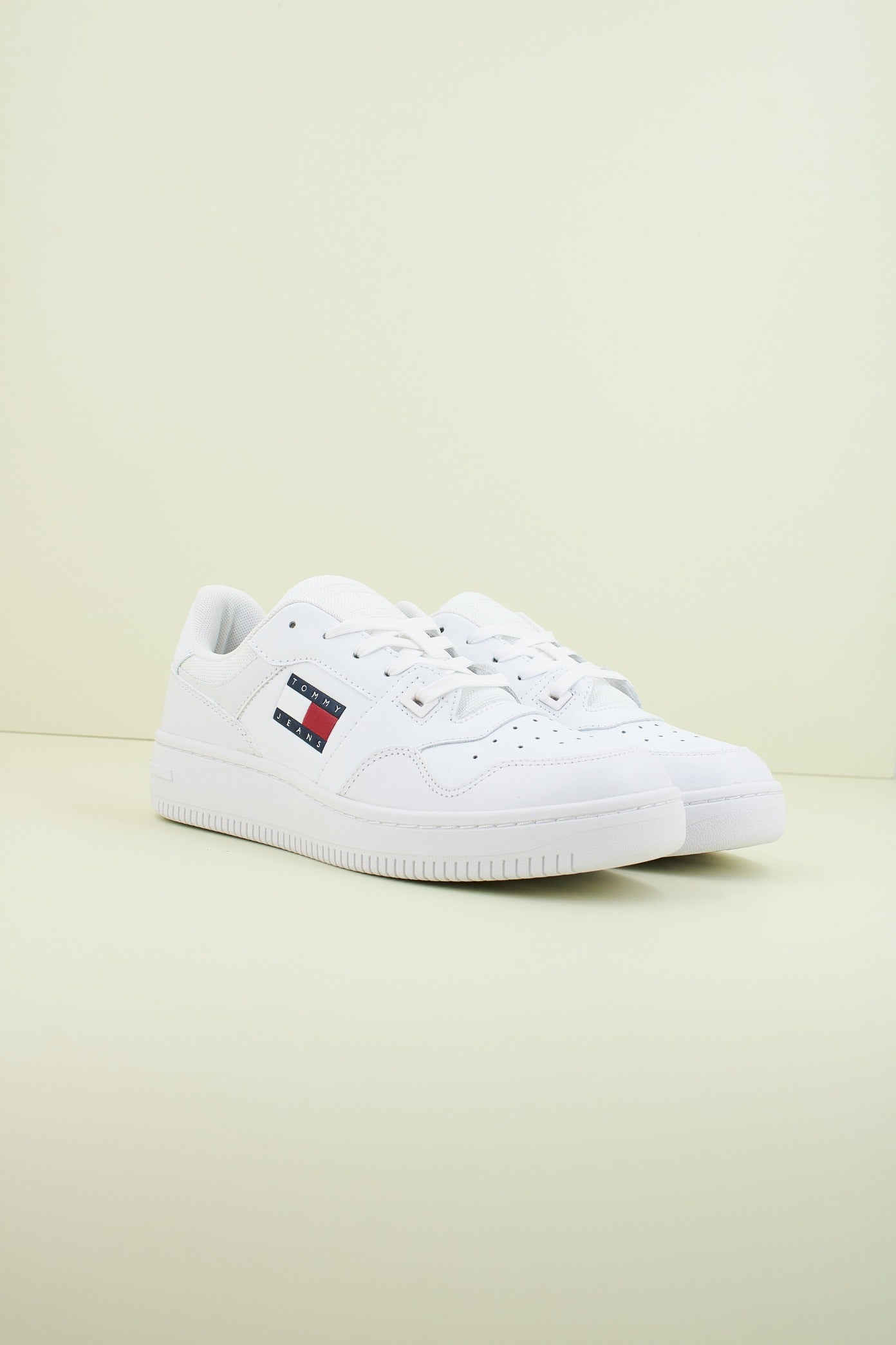 TOMMY JEANS TJW RETRO BASKET ESS en color BLANCO (2)
