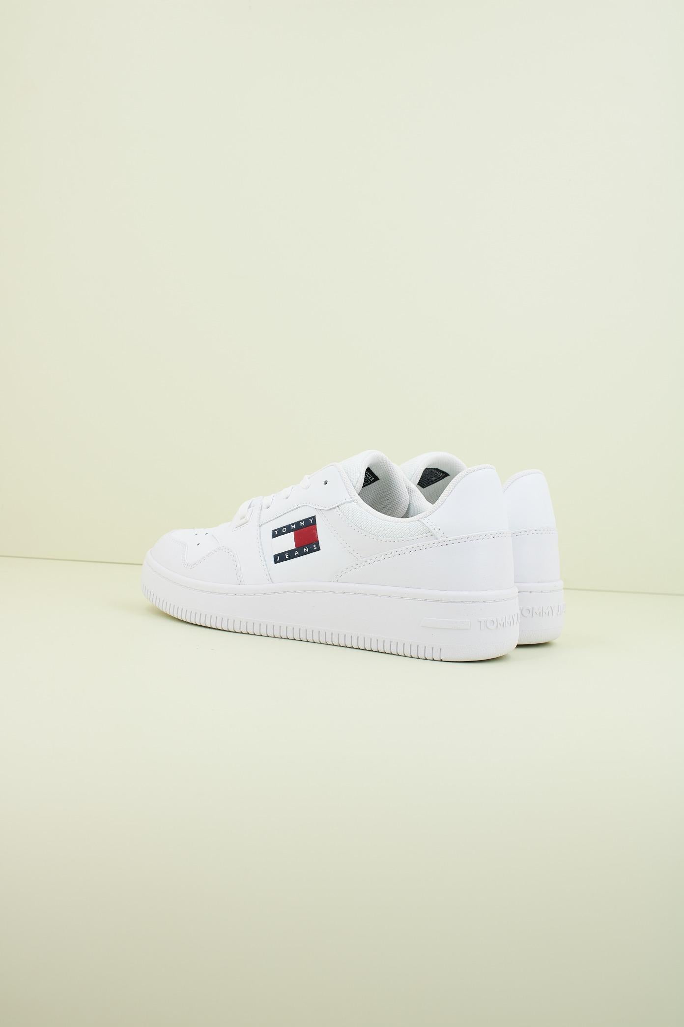 TOMMY JEANS TJW RETRO BASKET ESS en color BLANCO (3)