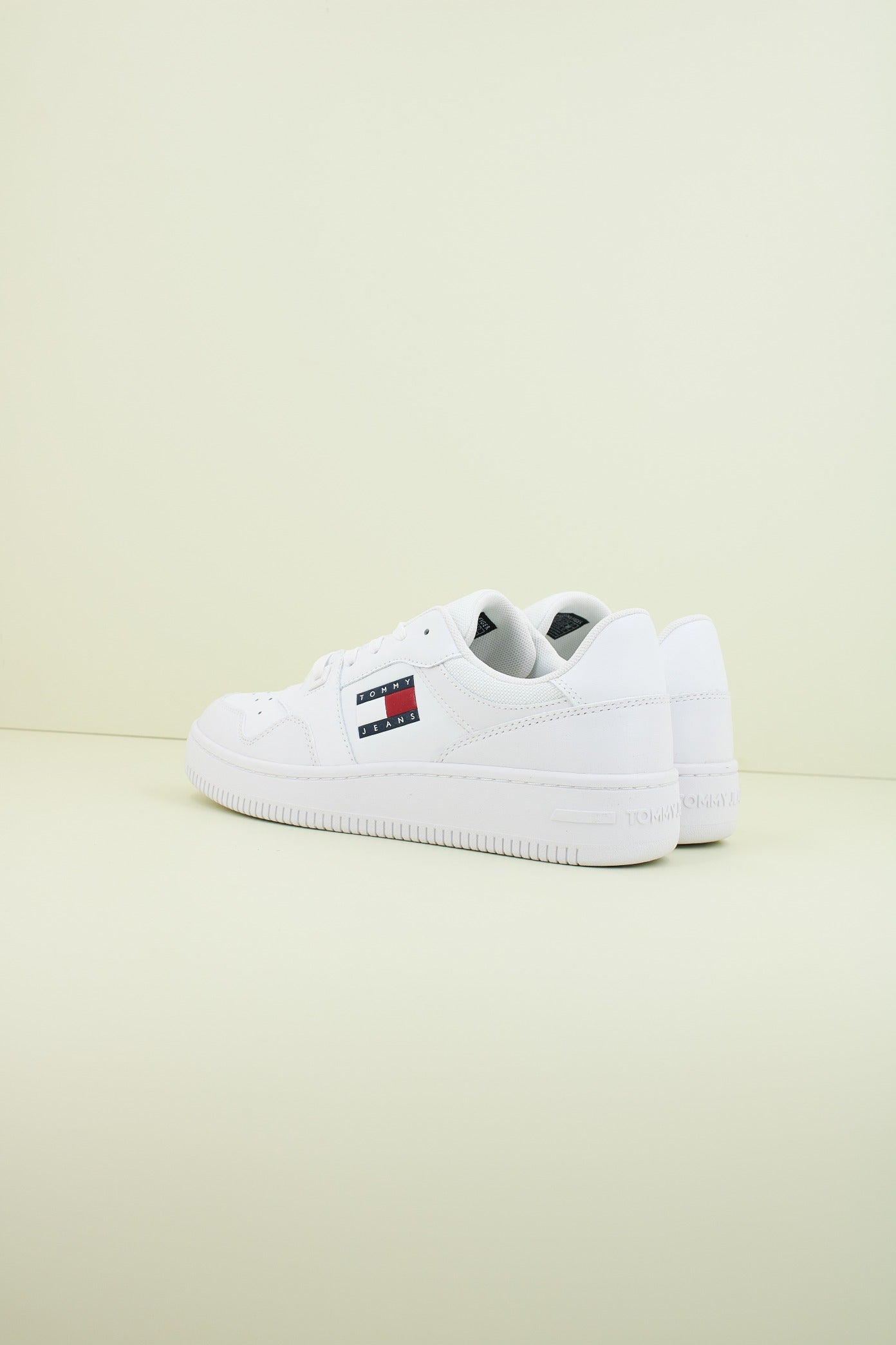 TOMMY JEANS TJW RETRO BASKET ESS en color BLANCO (3)
