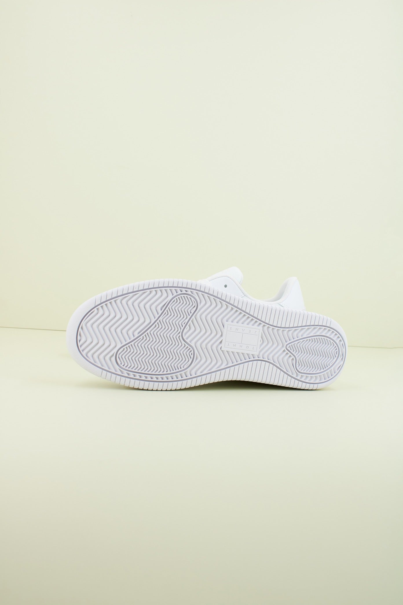 TOMMY JEANS TJW RETRO BASKET ESS en color BLANCO (4)