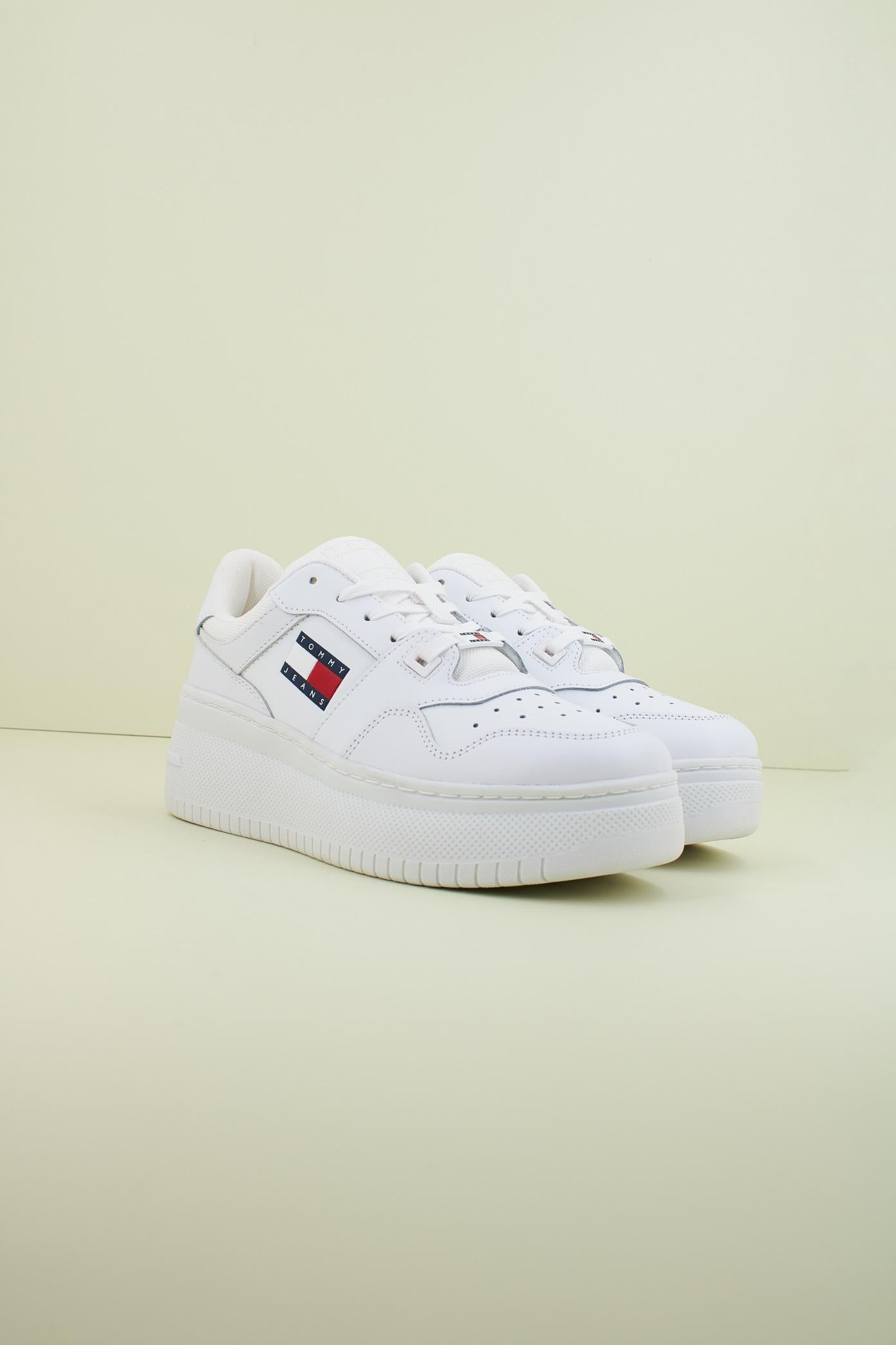 TOMMY JEANS TJW RETRO BASKET FLATFORM ESS en color BLANCO (2)