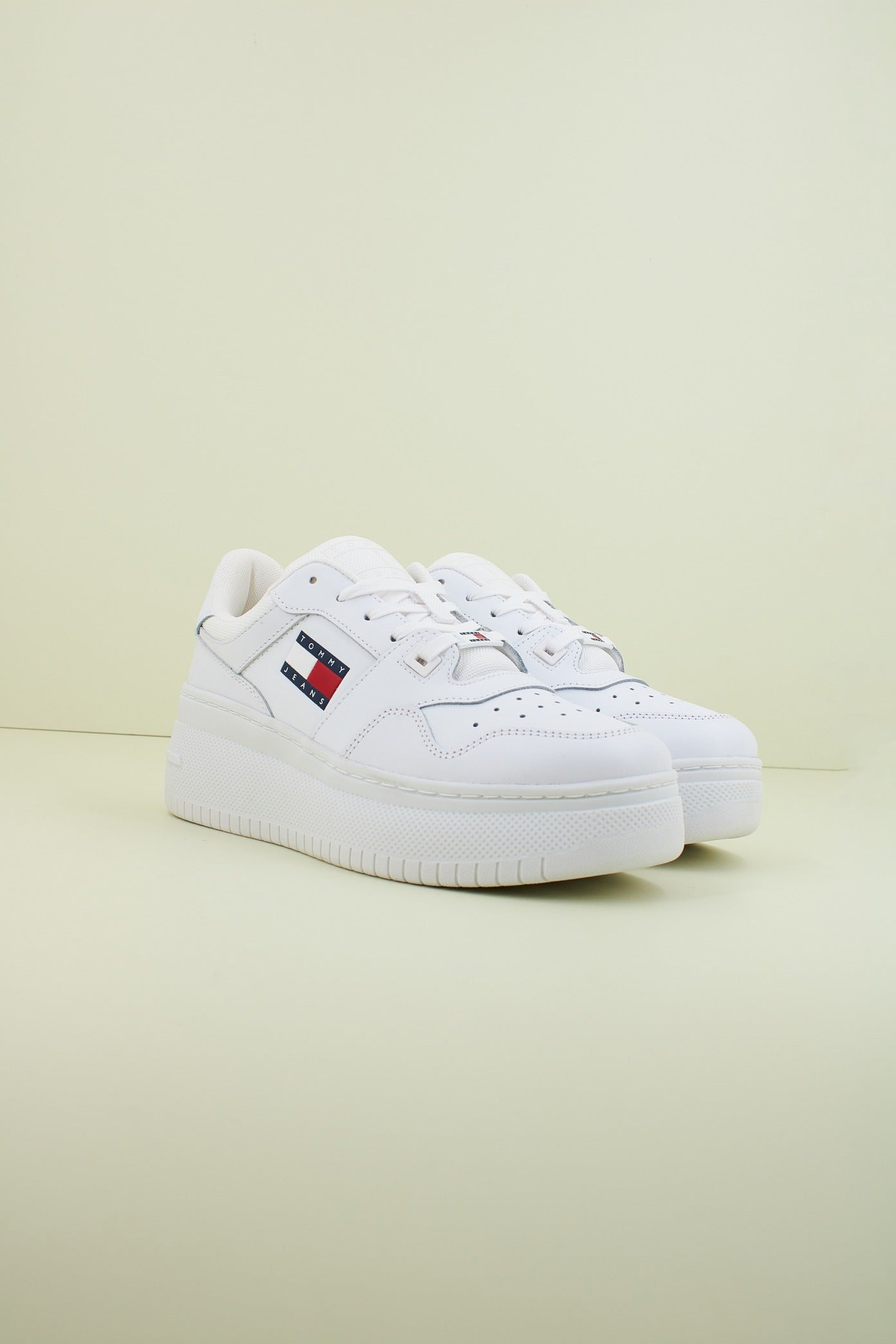 TOMMY JEANS TJW RETRO BASKET FLATFORM ESS en color BLANCO (2)