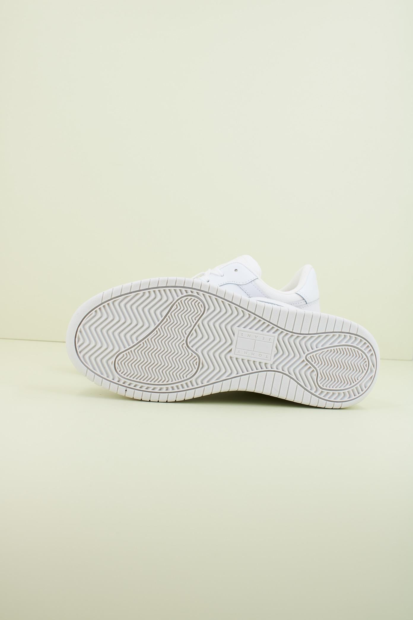 TOMMY JEANS TJW RETRO BASKET FLATFORM ESS en color BLANCO (4)