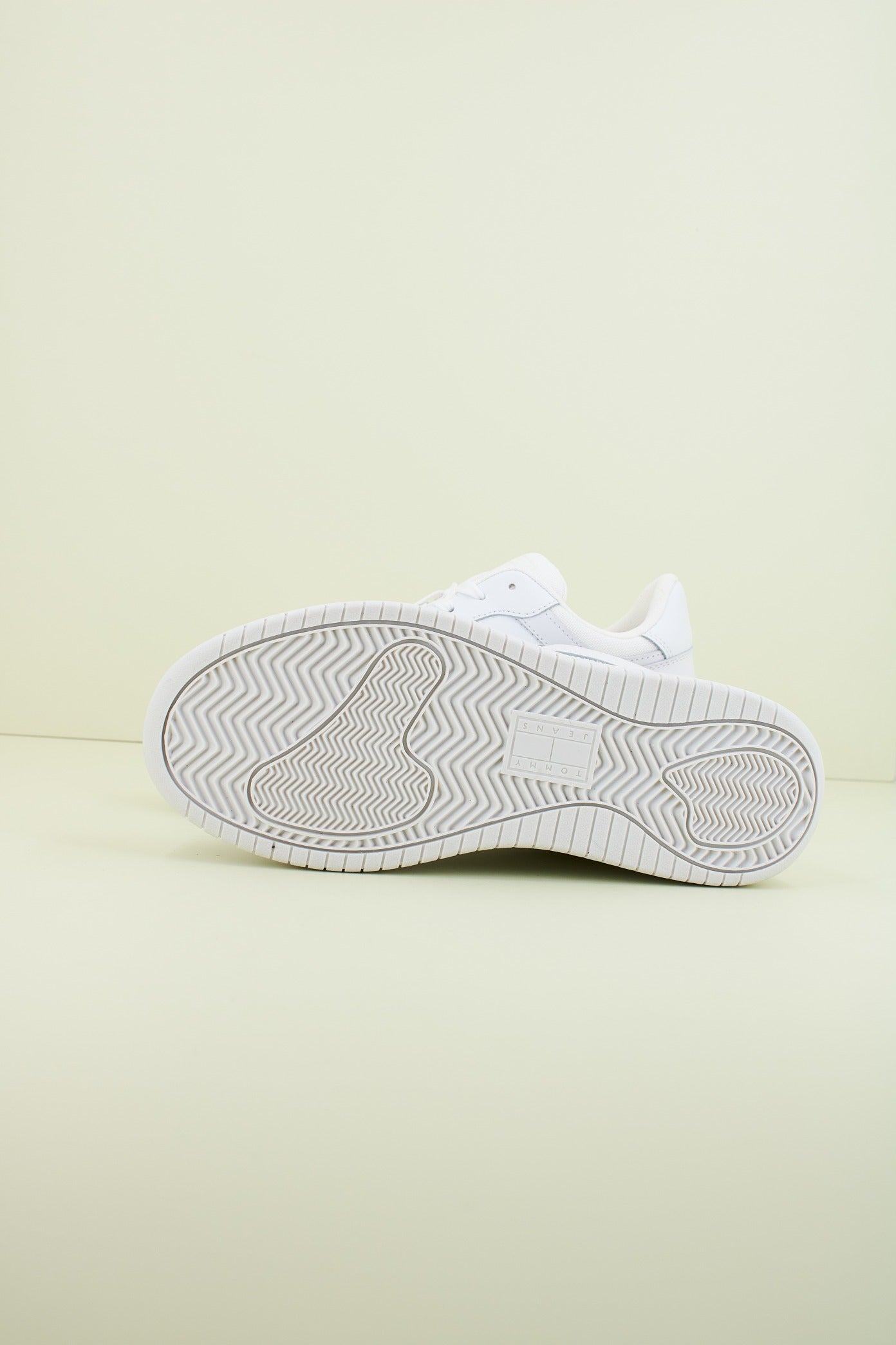 TOMMY JEANS TJW RETRO BASKET FLATFORM ESS en color BLANCO (4)