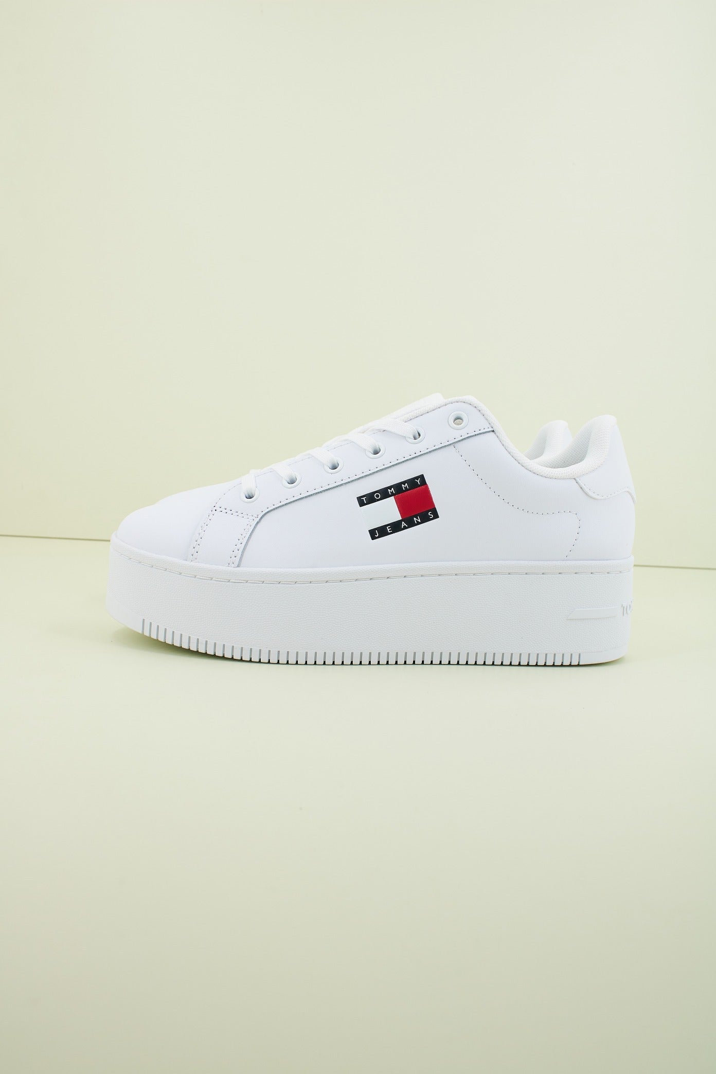 TOMMY JEANS TJW FLATFORM ESS en color BLANCO (1)
