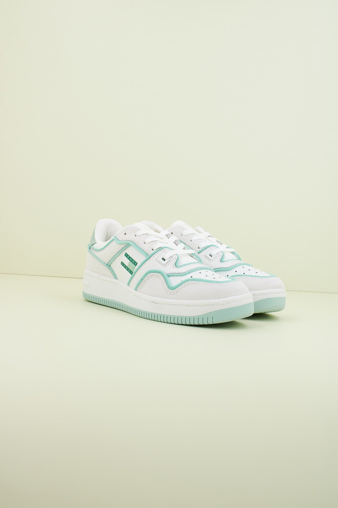 TOMMY JEANS TJW RETRO BASKET FOAM EDGE en color BLANCO (2)