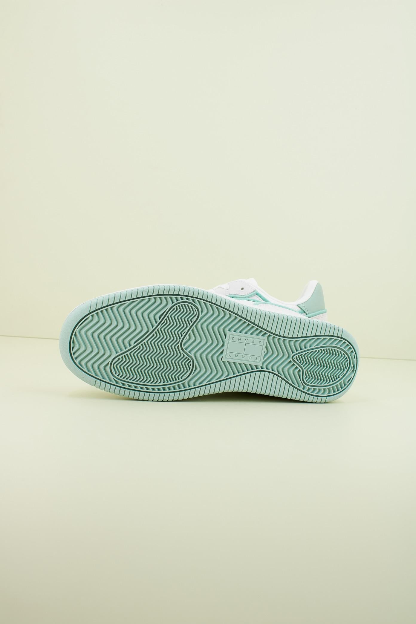 TOMMY JEANS TJW RETRO BASKET FOAM EDGE en color BLANCO (4)
