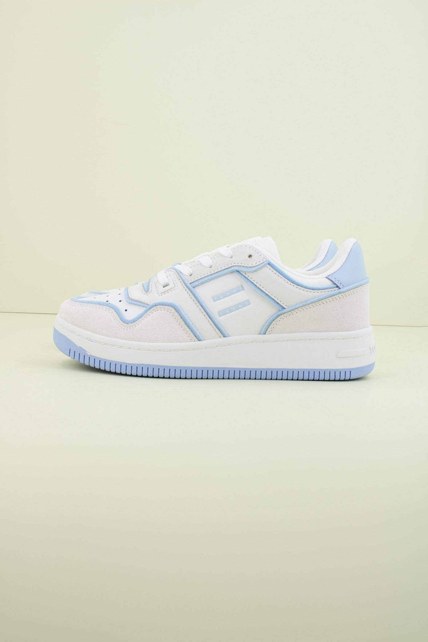 TOMMY JEANS TJW RETRO BASKET en color BLANCO (1)