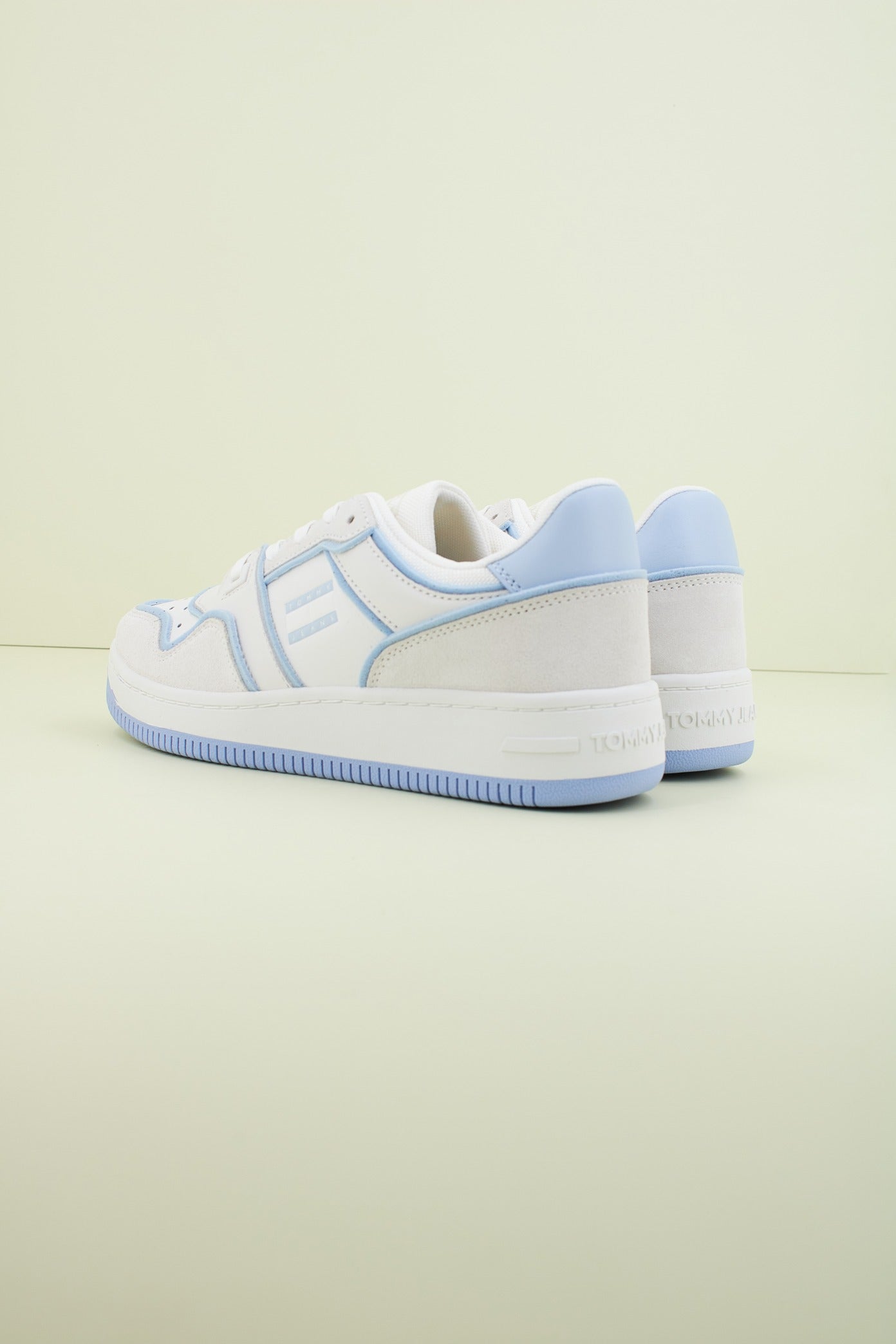 TOMMY JEANS TJW RETRO BASKET en color BLANCO (3)