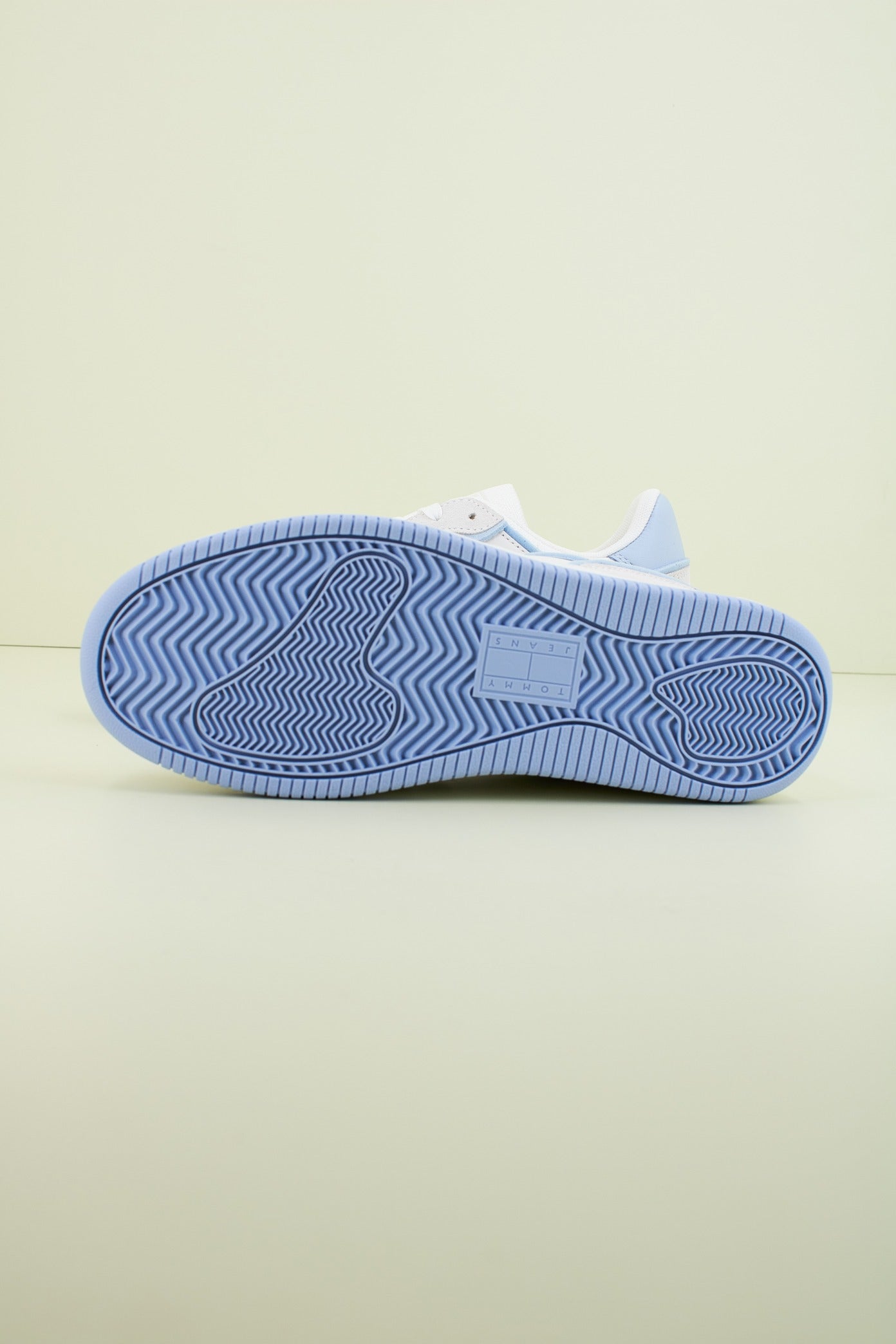 TOMMY JEANS TJW RETRO BASKET en color BLANCO (4)