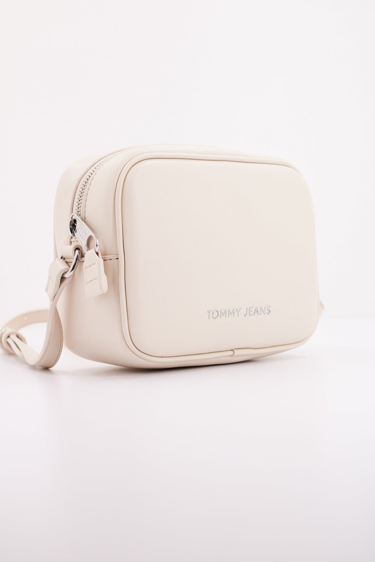 TOMMY JEANS TJW ESS MUST CAMERA BAG en color BEIS (2)