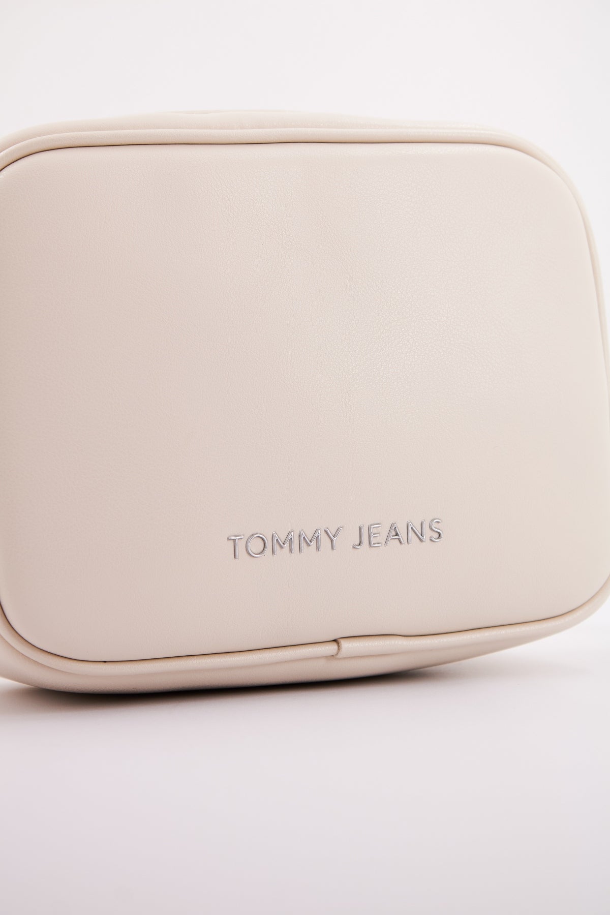 TOMMY JEANS TJW ESS MUST CAMERA BAG en color BEIS (3)