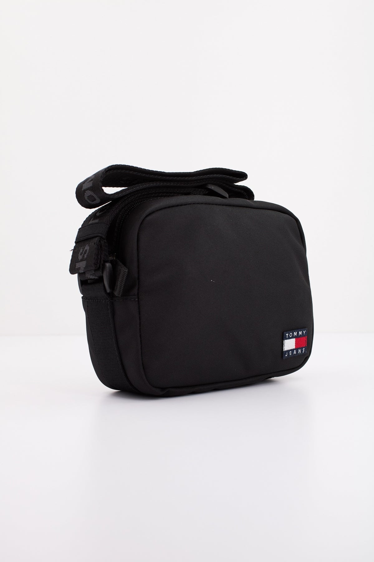 TOMMY JEANS TJW ESS DAILY CROSSOVER en color NEGRO (2)