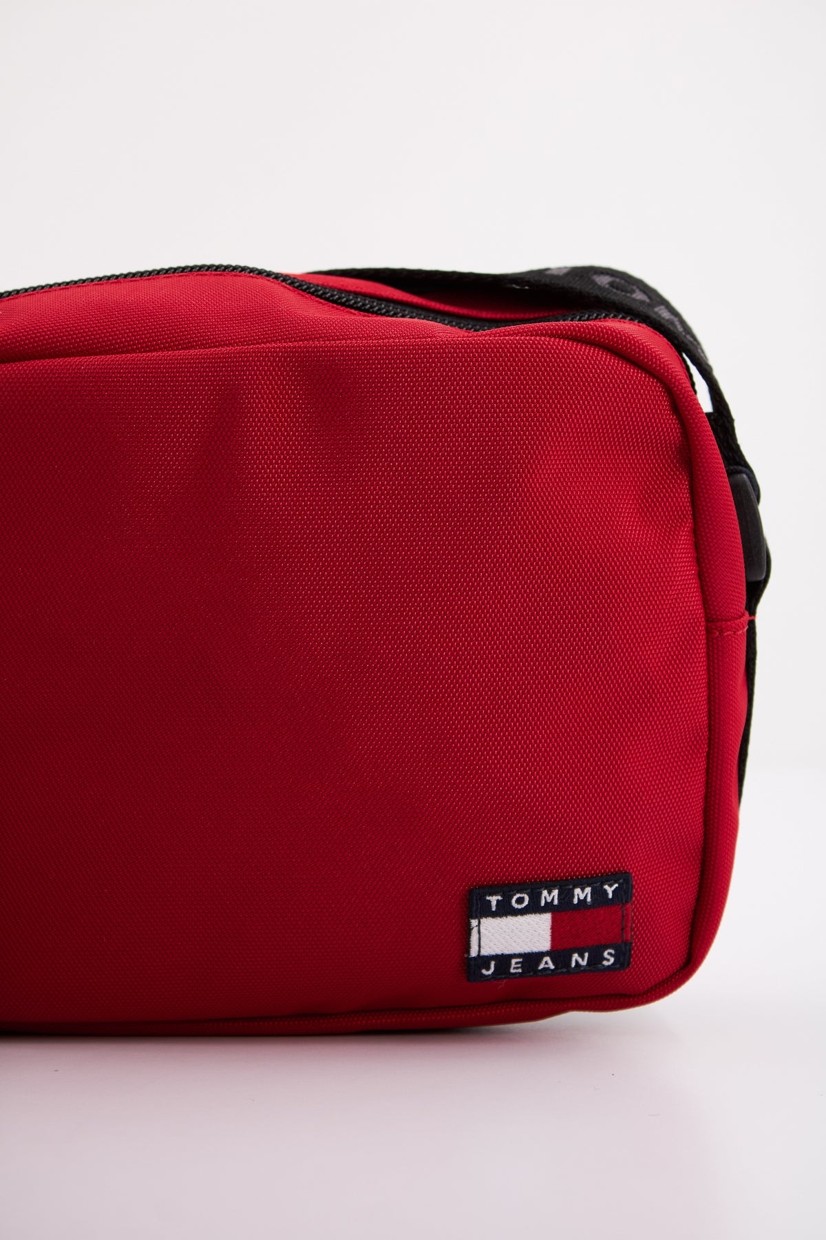TOMMY JEANS TJW ESS DAILY CROSSOVER en color ROJO (4)