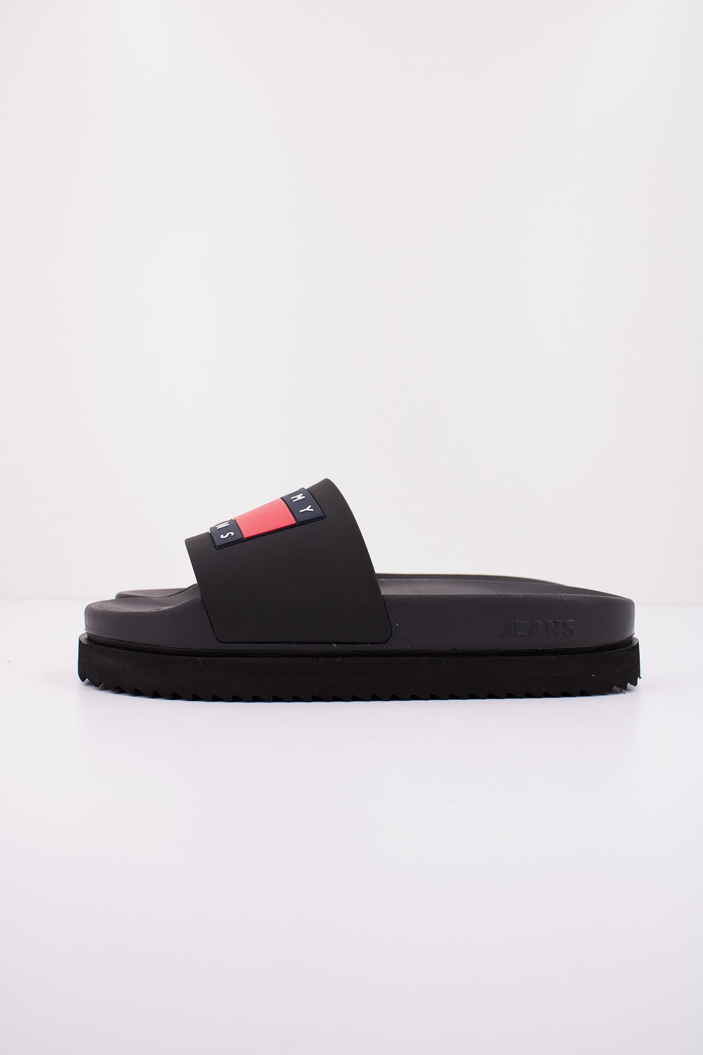 TOMMY JEANS TJW ELEVATED FLATFORM SLIDE en color NEGRO (1)