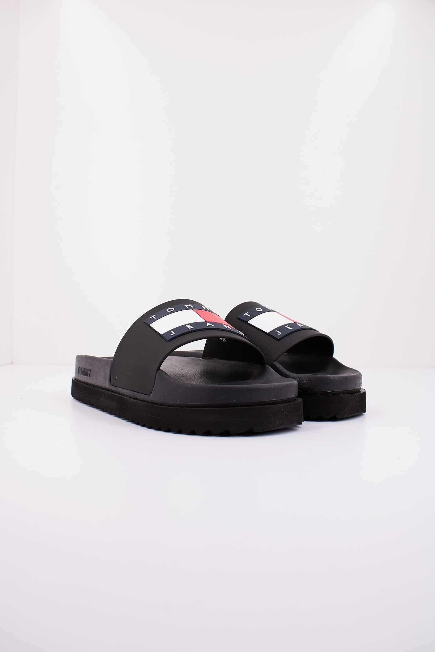 TOMMY JEANS TJW ELEVATED FLATFORM SLIDE en color NEGRO (2)