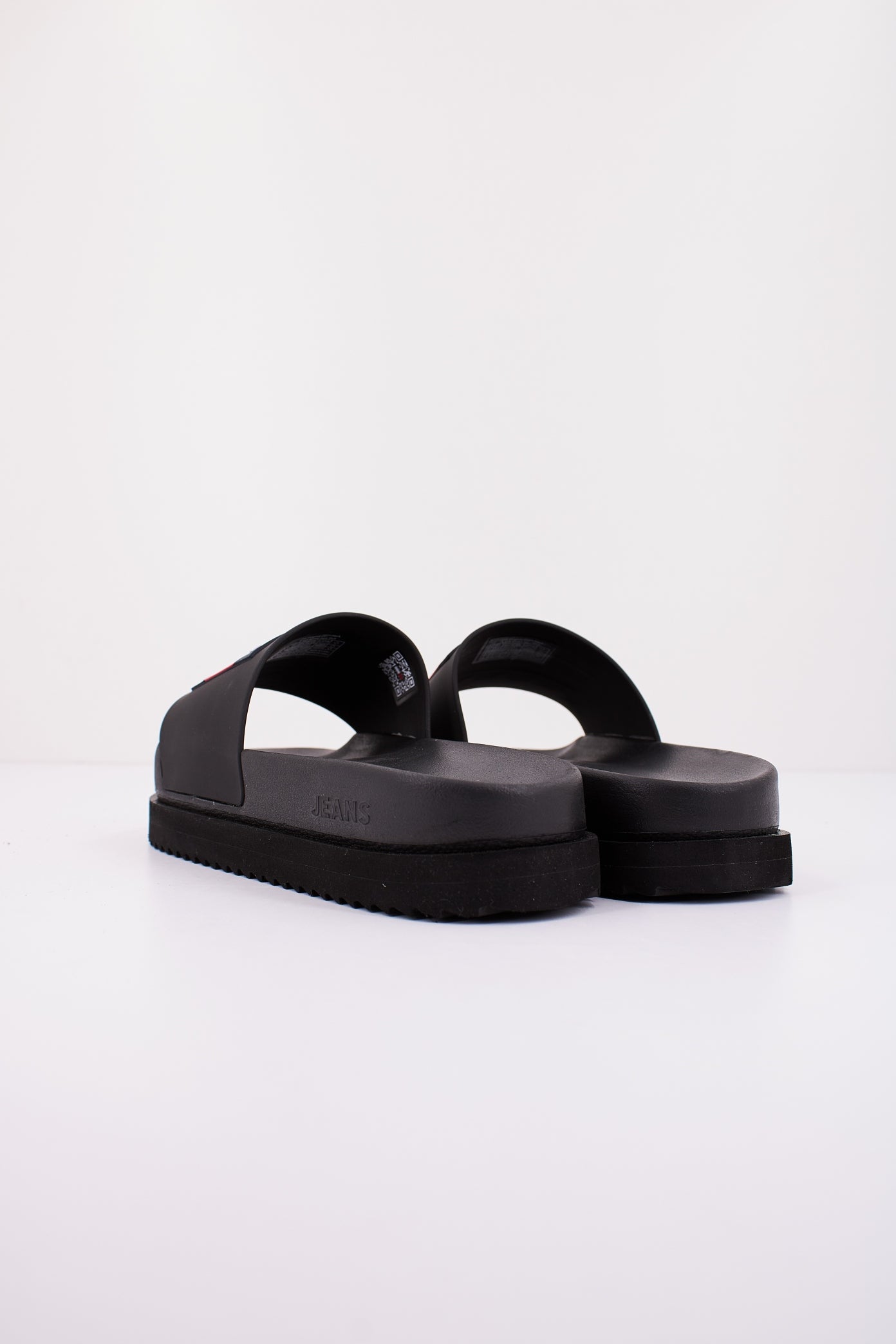 TOMMY JEANS TJW ELEVATED FLATFORM SLIDE en color NEGRO (3)