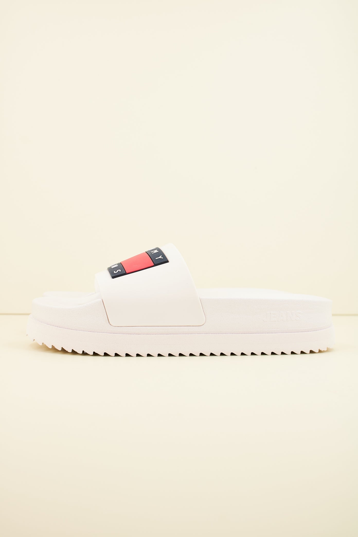 TOMMY JEANS ELEVATED FLATFORM SLIDE en color BLANCO (1)