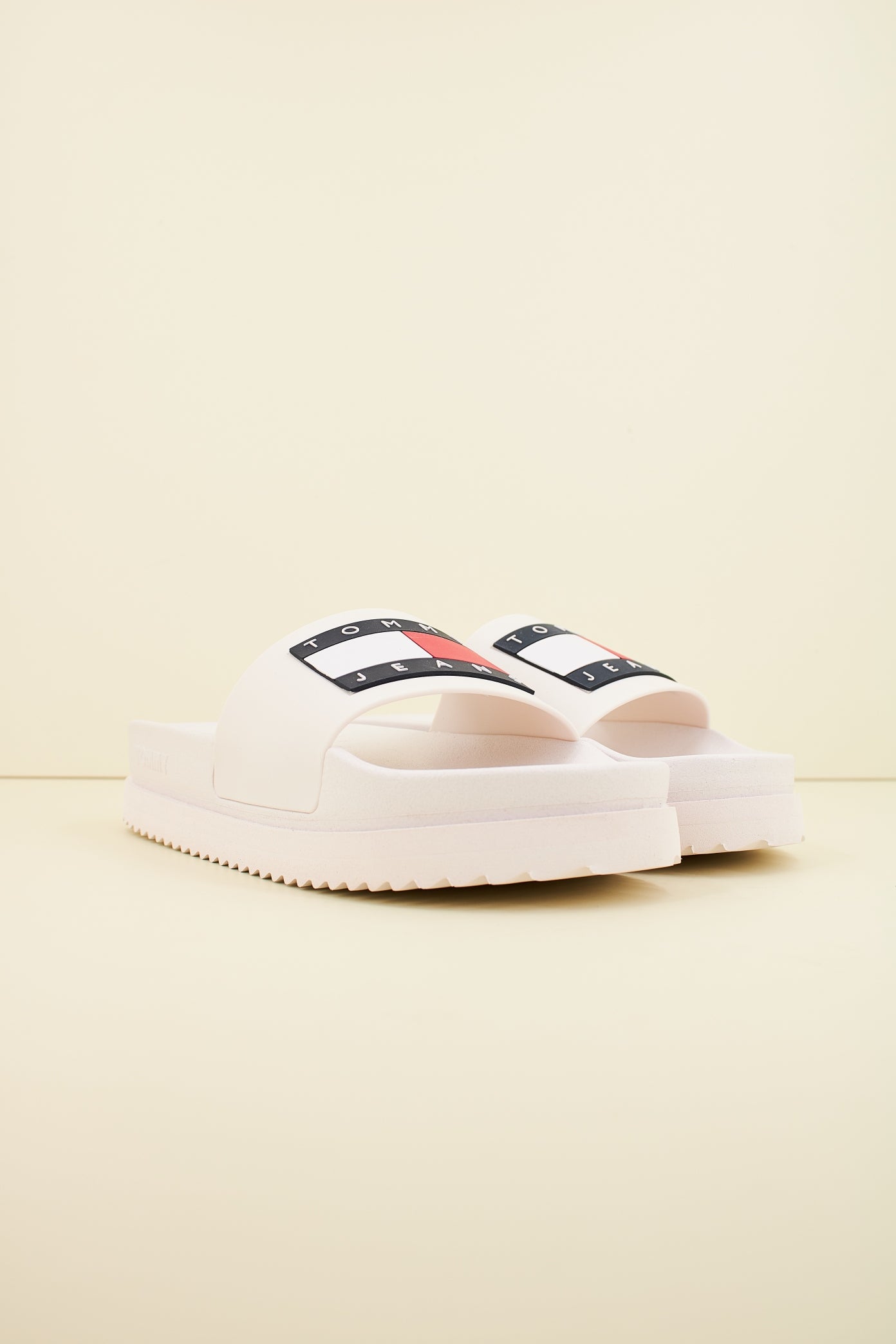 TOMMY JEANS ELEVATED FLATFORM SLIDE en color BLANCO (2)