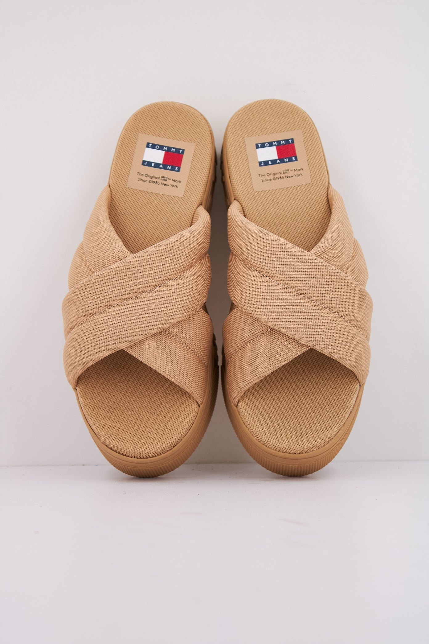 TOMMY JEANS TJW LETTERING FLATFORM S en color BEIS (3)