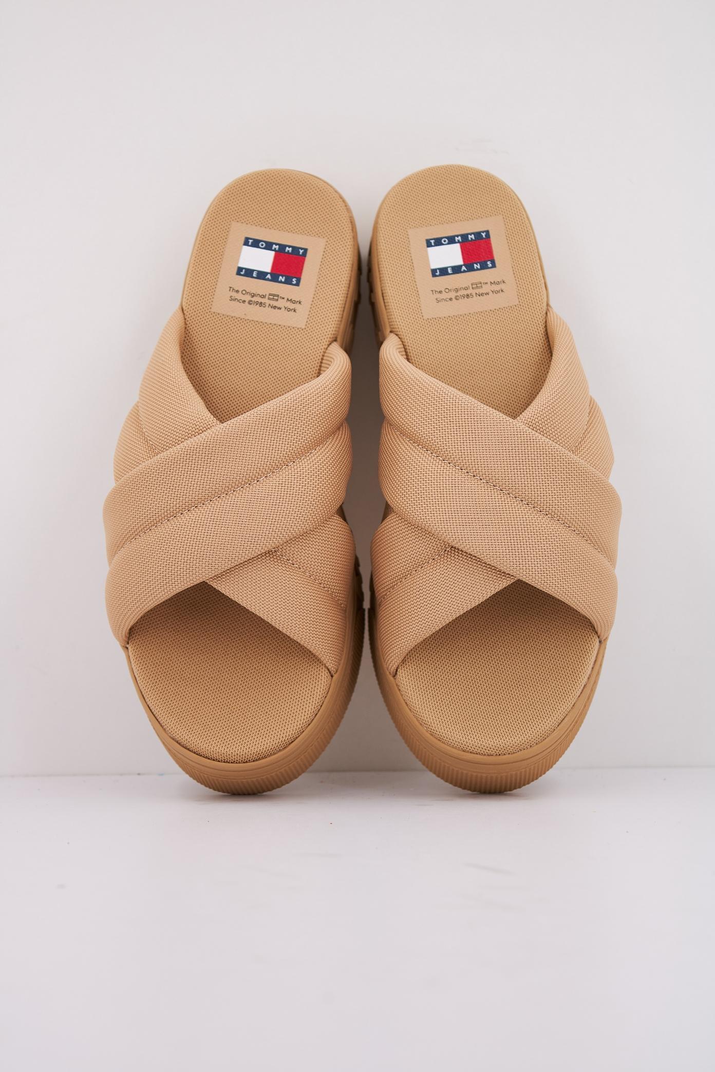 TOMMY JEANS TJW LETTERING FLATFORM S en color BEIS (3)