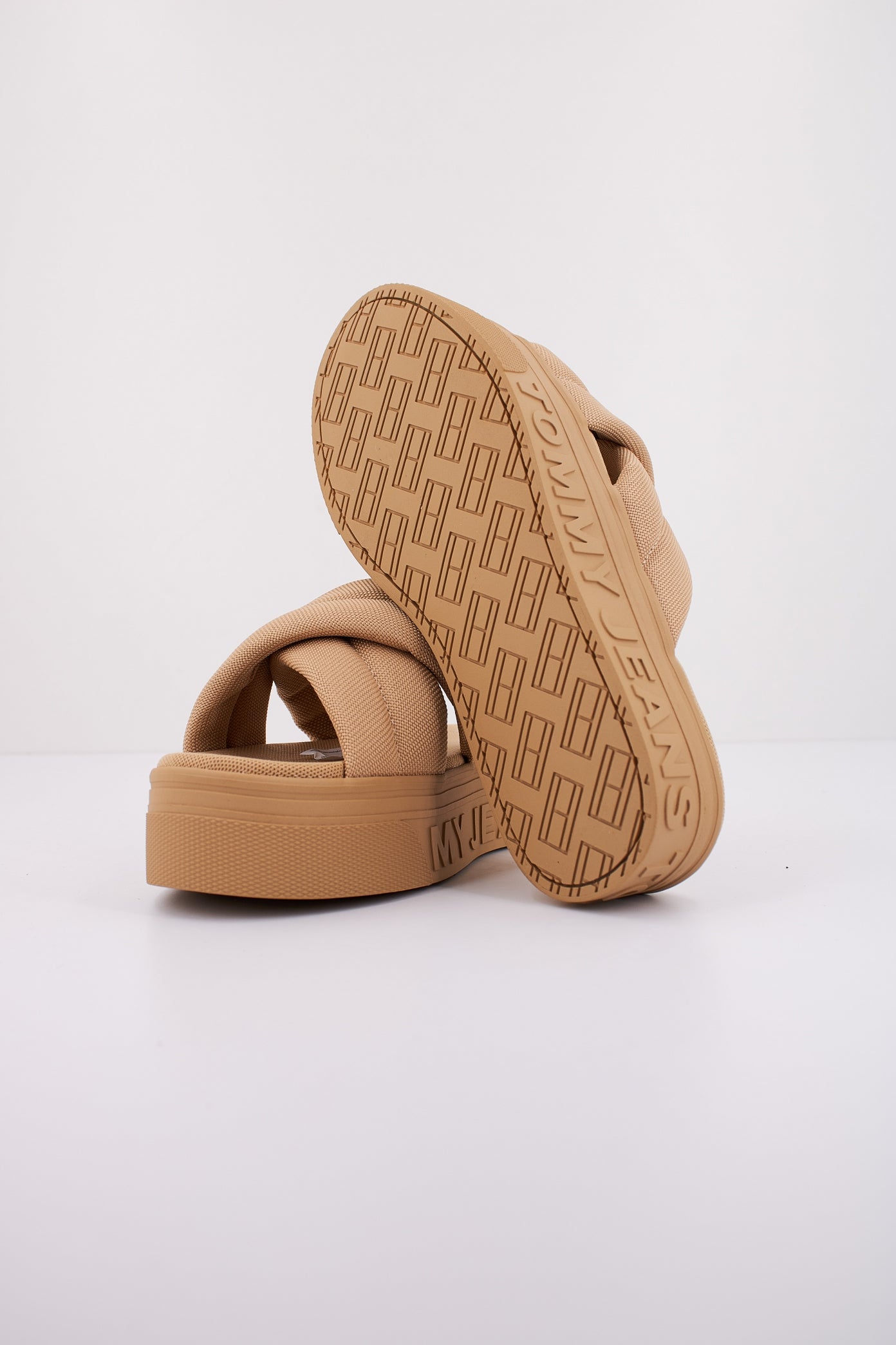 TOMMY JEANS TJW LETTERING FLATFORM S en color BEIS (5)
