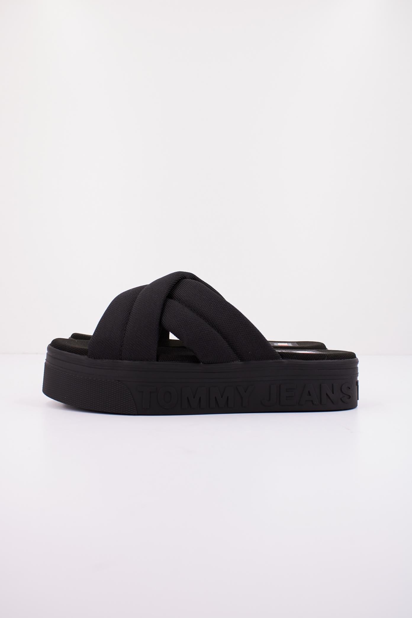 TOMMY JEANS TJW LETTERING FLATFORM en color NEGRO (1)