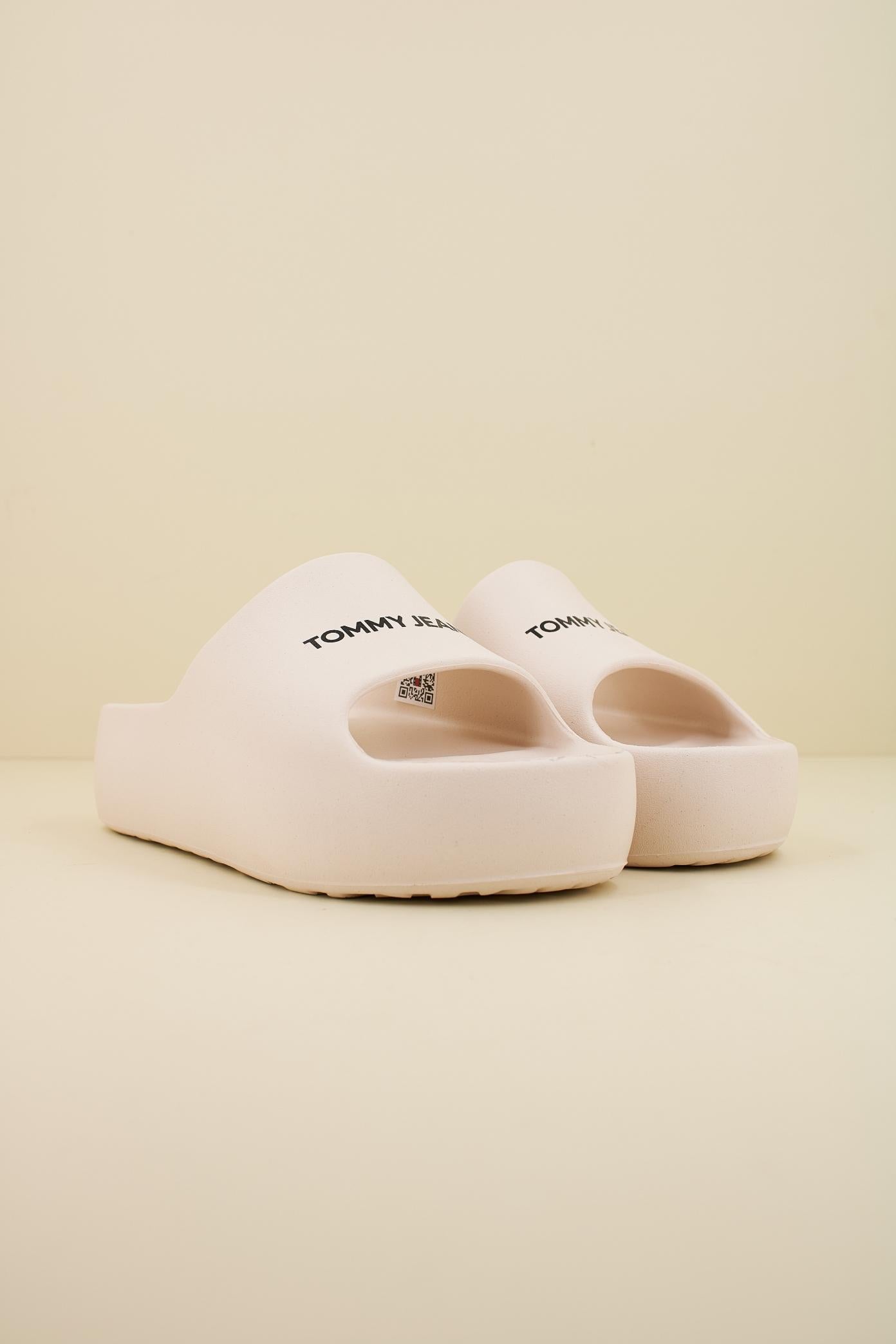 TOMMY JEANS TJW CHUNKY FLATFORM SLID en color BLANCO (2)