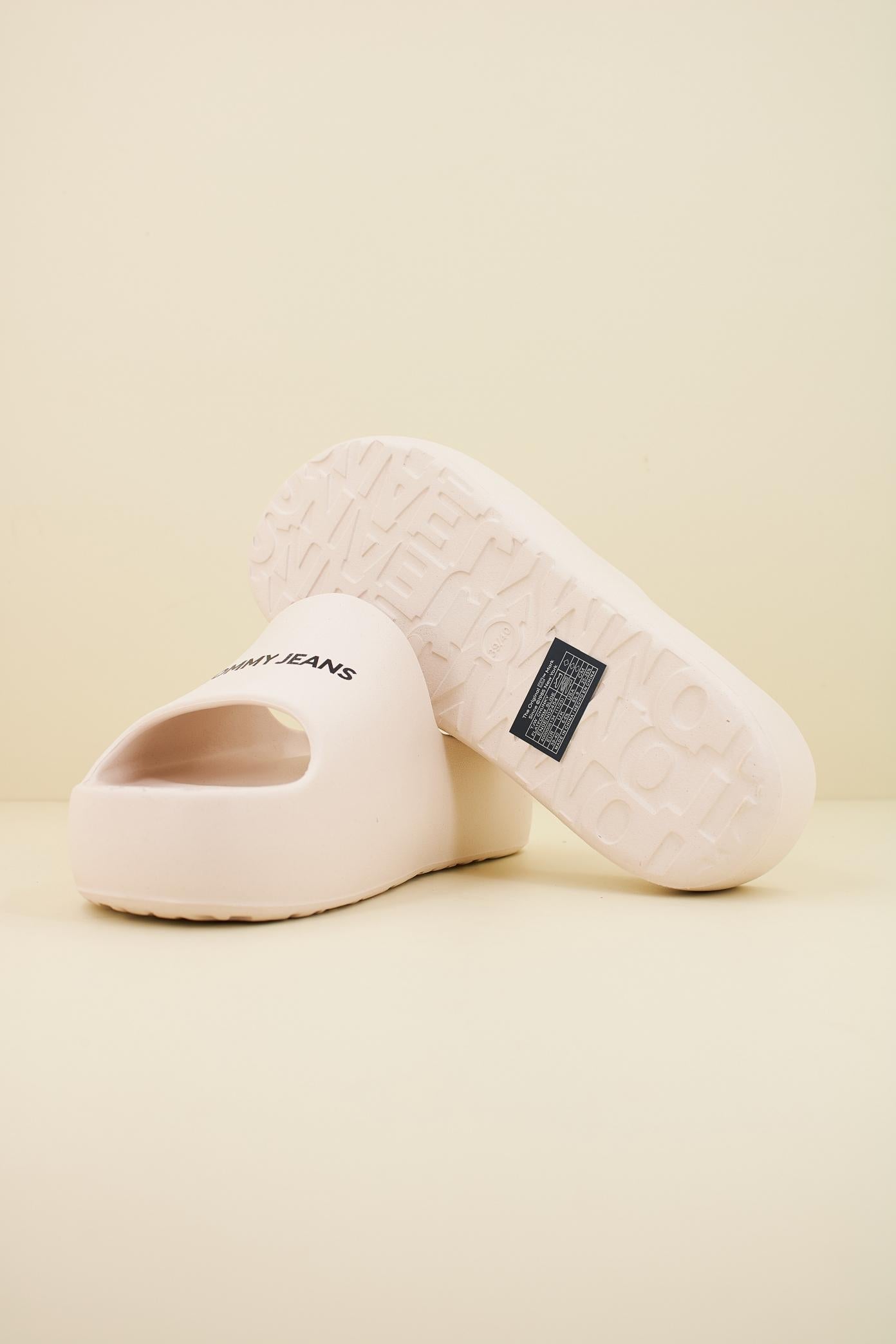 TOMMY JEANS TJW CHUNKY FLATFORM SLID en color BLANCO (4)