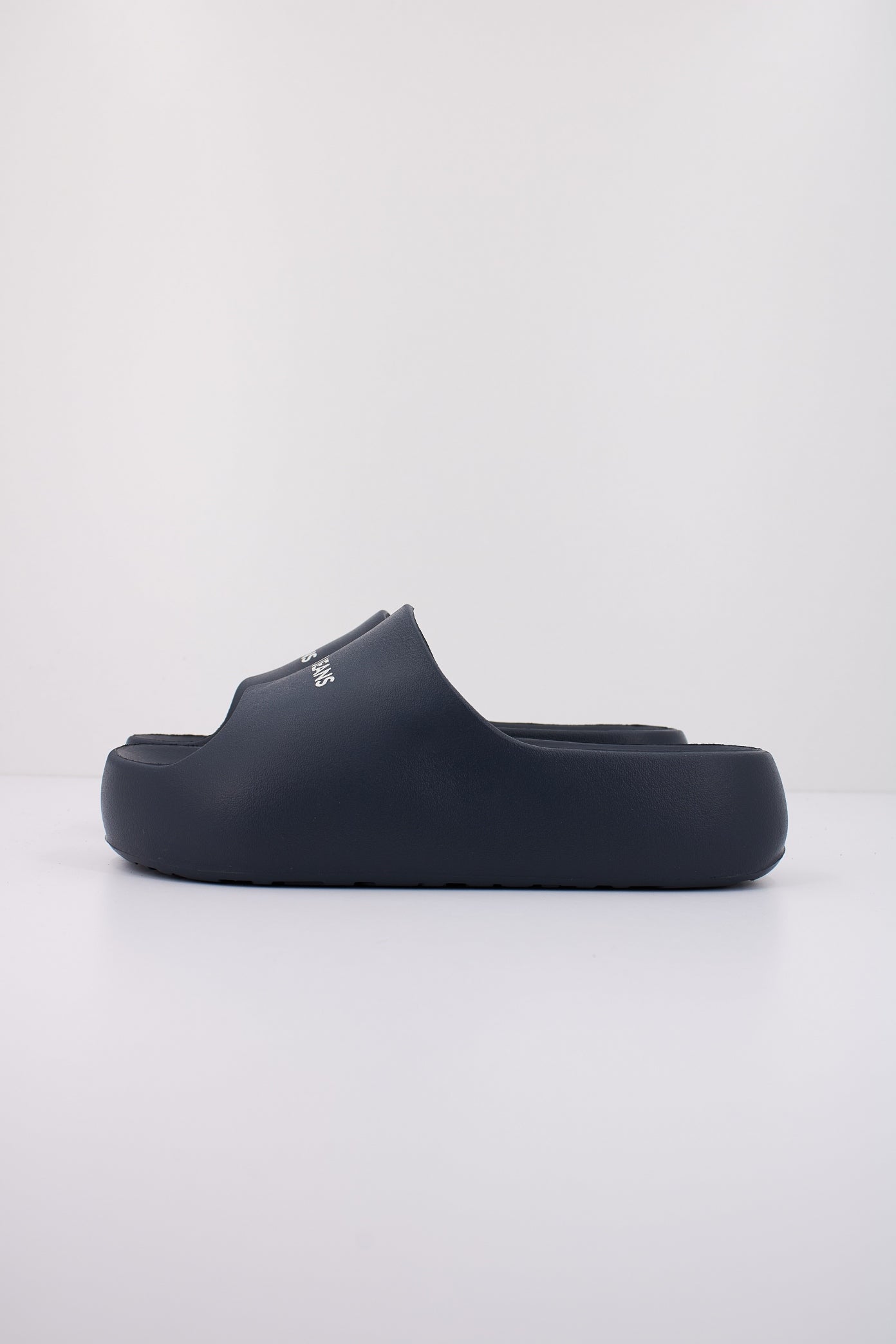 TOMMY JEANS TJW CHUNKY FLATFORM SLID en color AZUL (1)