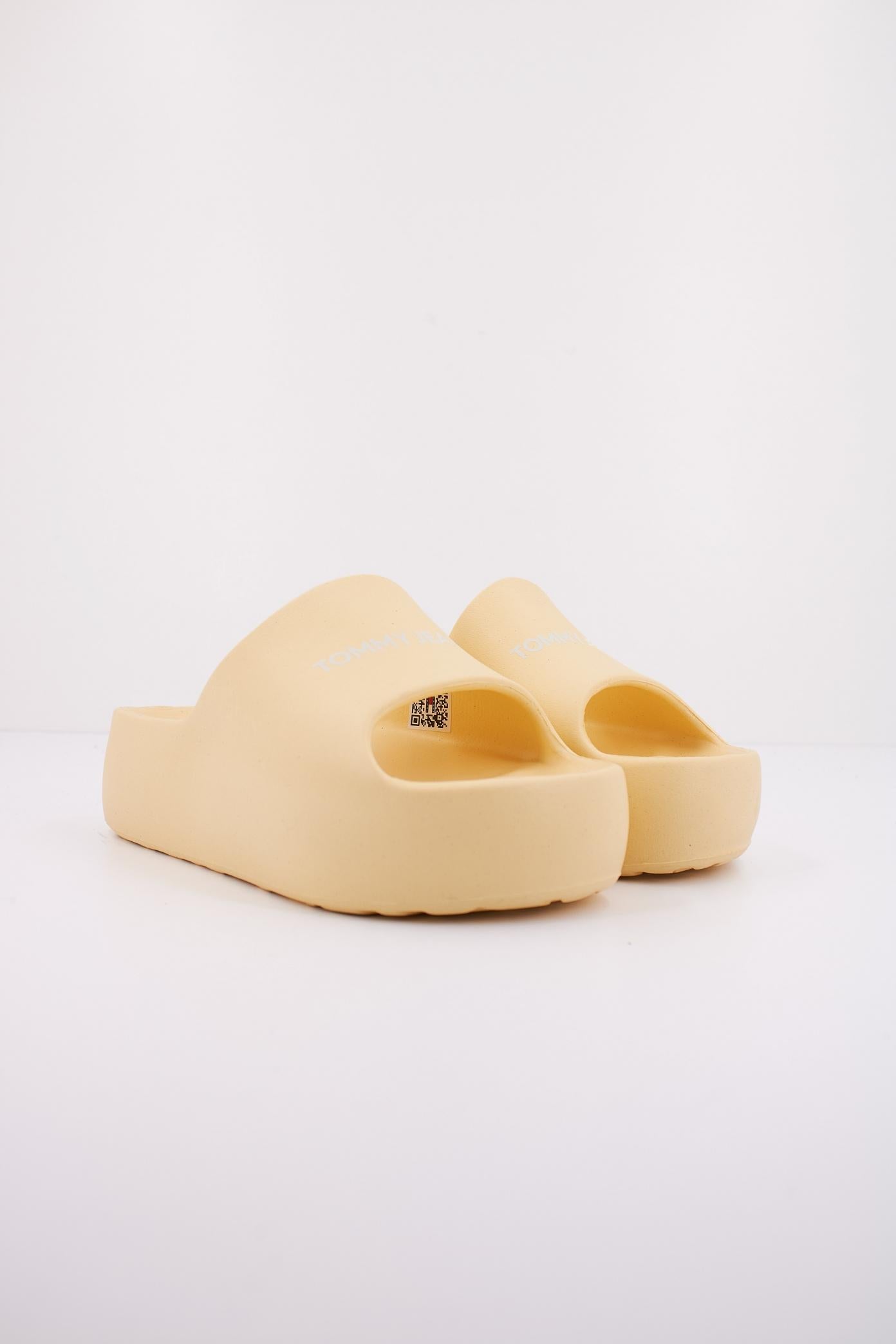 TOMMY JEANS TJW CHUNKY FLATFORM SLID en color AMARILLO (2)
