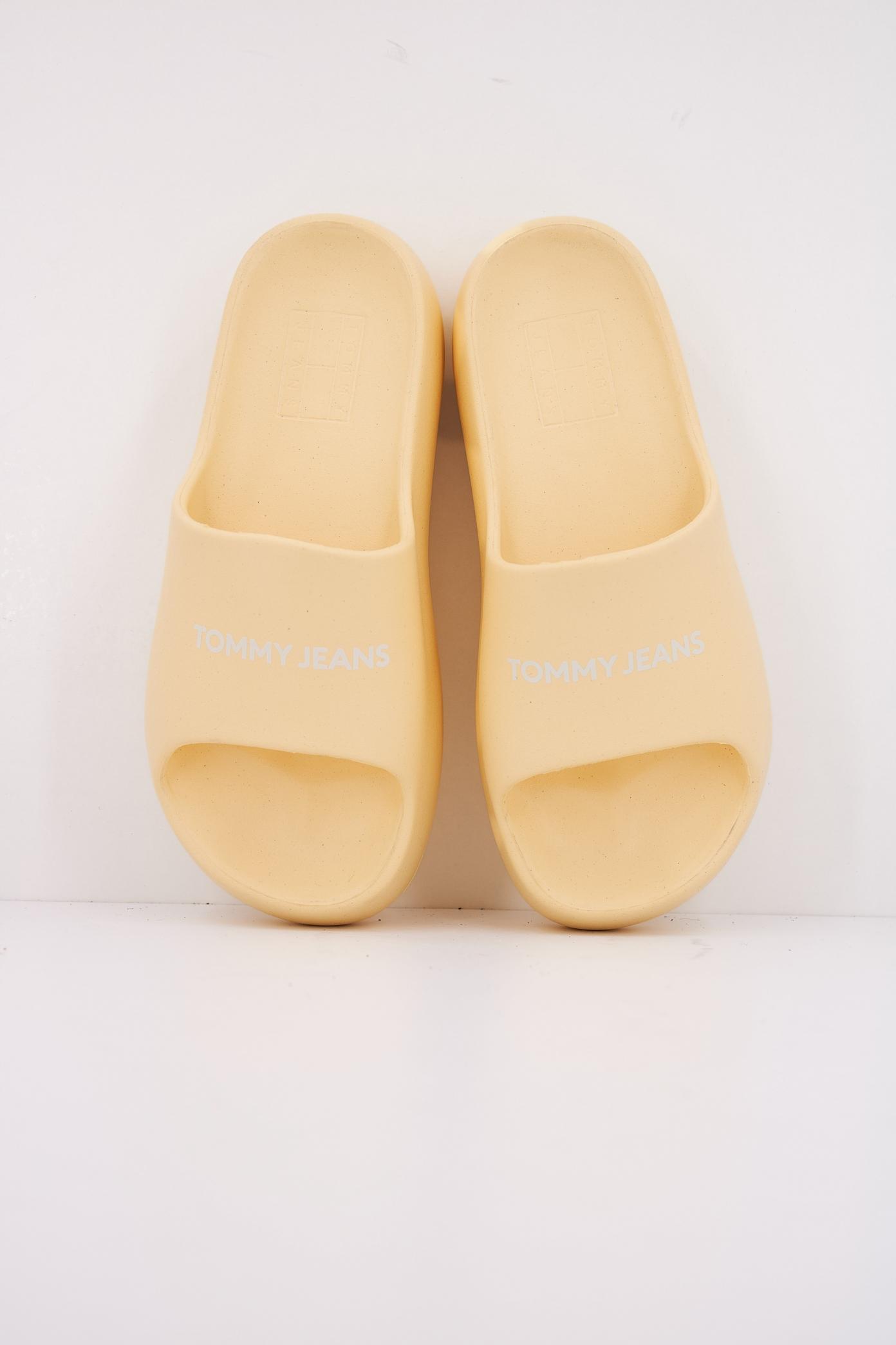 TOMMY JEANS TJW CHUNKY FLATFORM SLID en color AMARILLO (3)