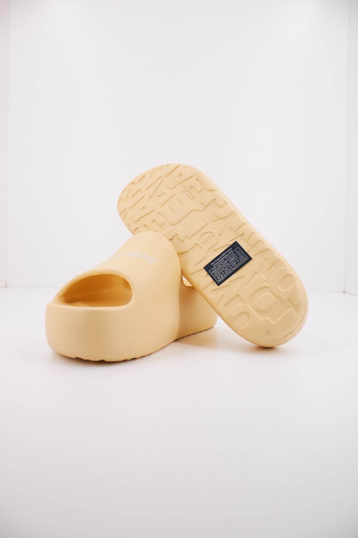 TOMMY JEANS TJW CHUNKY FLATFORM SLID en color AMARILLO (5)