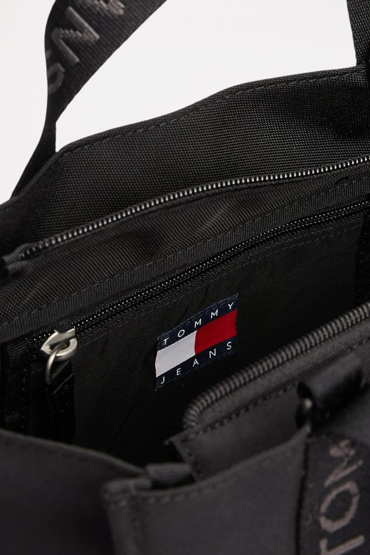 TOMMY JEANS TJW DAILY ELEVATED MINI en color NEGRO (4)