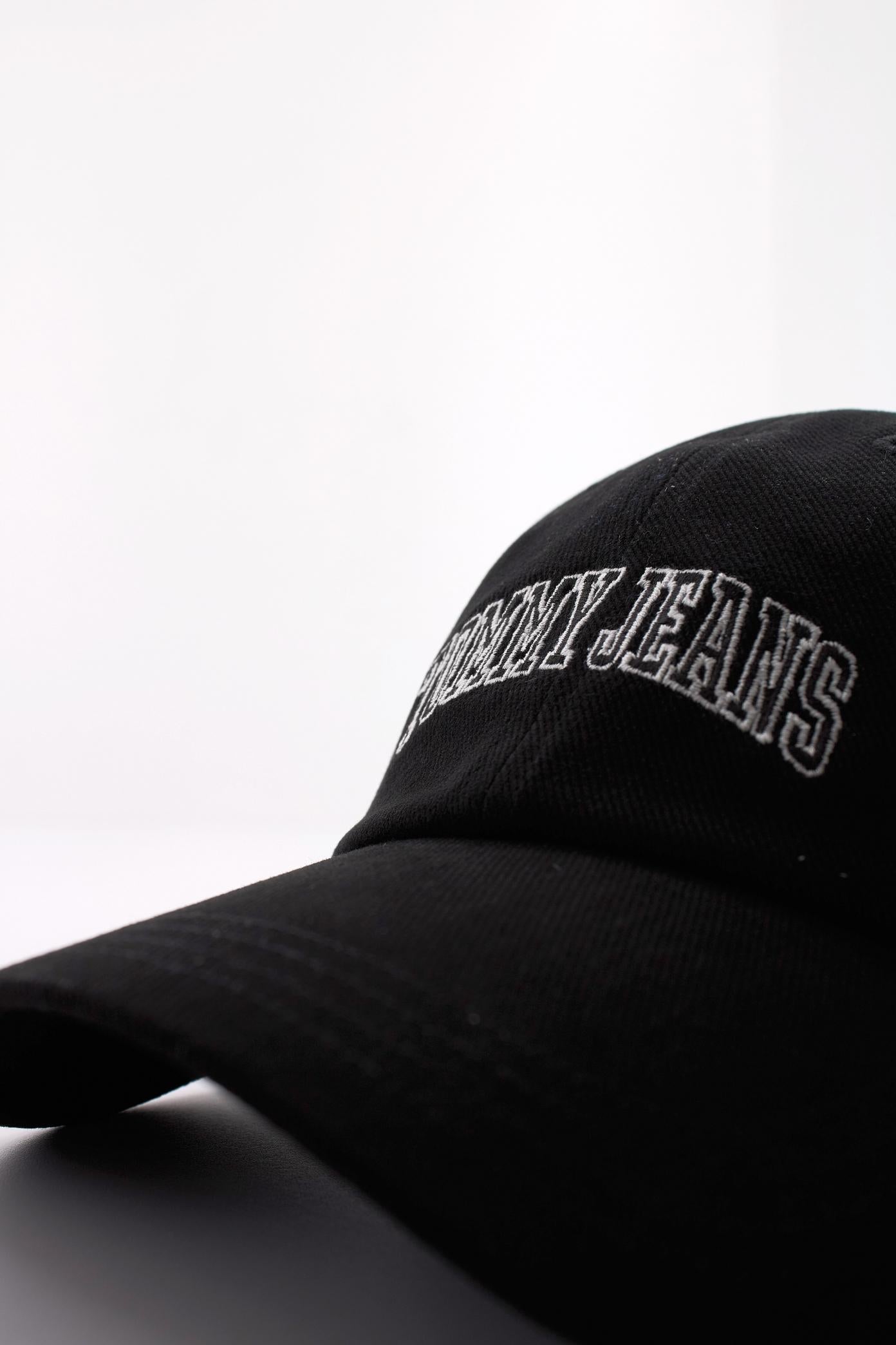 TOMMY JEANS TJW VARSITY CAP en color NEGRO (4)