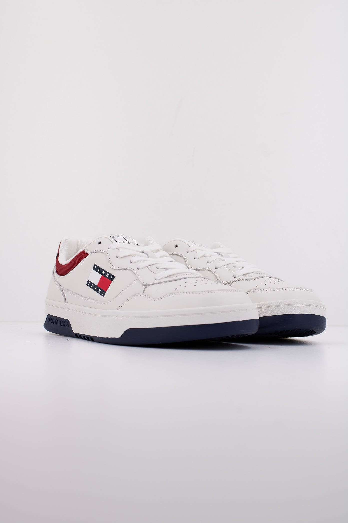 TOMMY JEANS TJM CUPSOLE LEATHER ESS en color BLANCO (2)