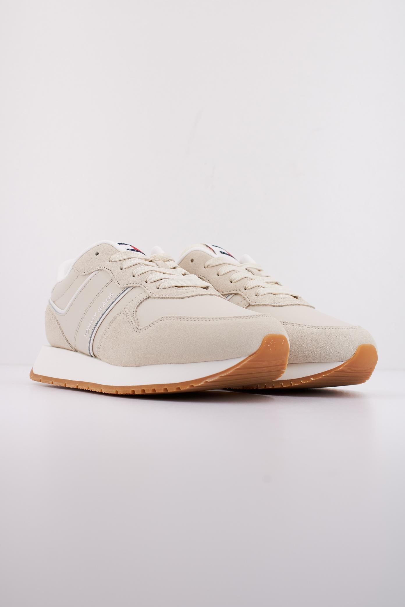 TOMMY JEANS TJW EVA RETRO RUNNER en color BEIS (2)