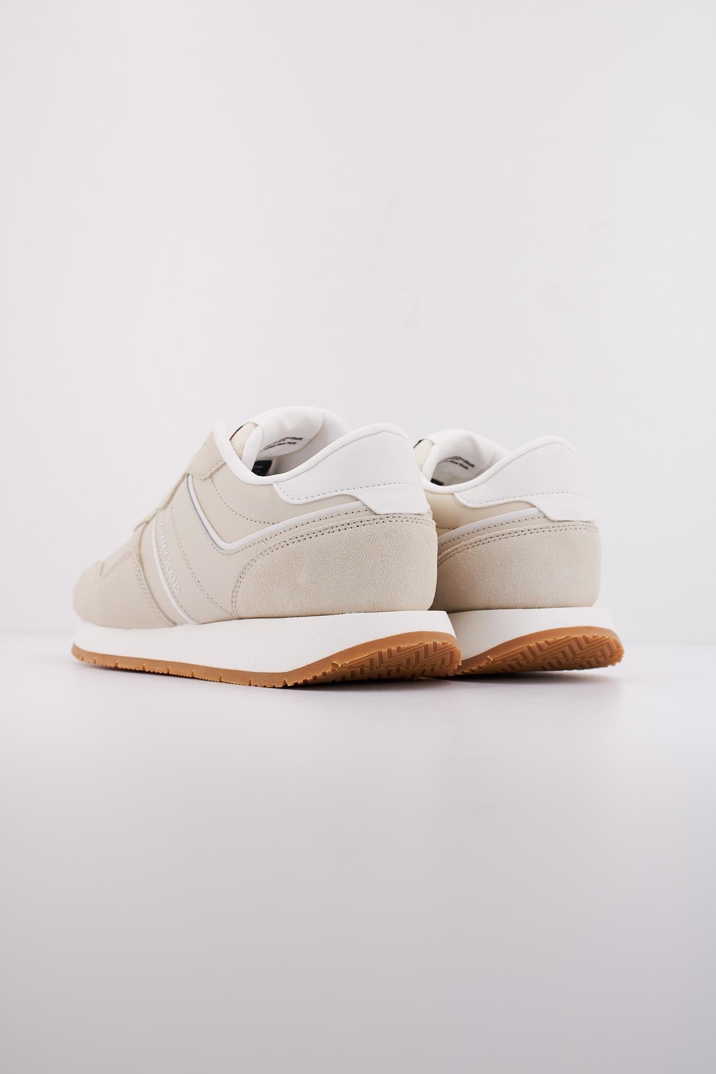TOMMY JEANS TJW EVA RETRO RUNNER en color BEIS (4)
