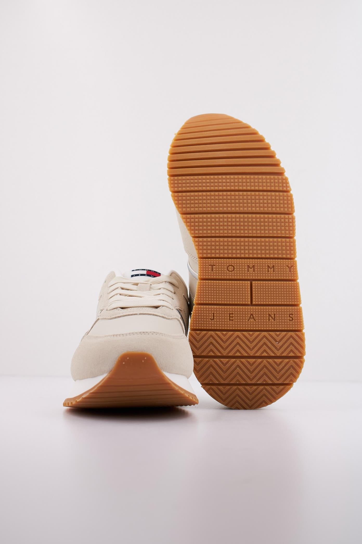 TOMMY JEANS TJW EVA RETRO RUNNER en color BEIS (5)