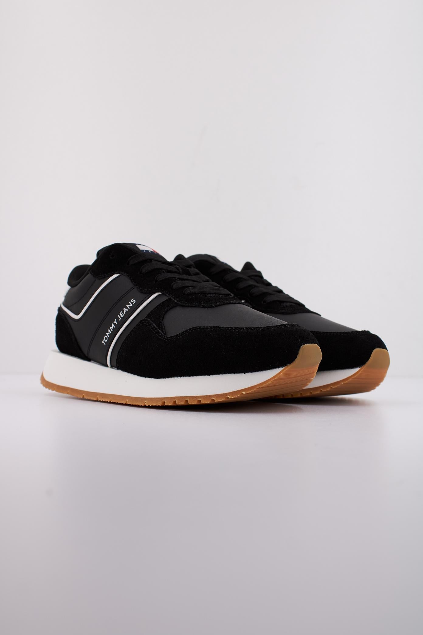 TOMMY JEANS TJW EVA RETRO RUNNER en color NEGRO (2)