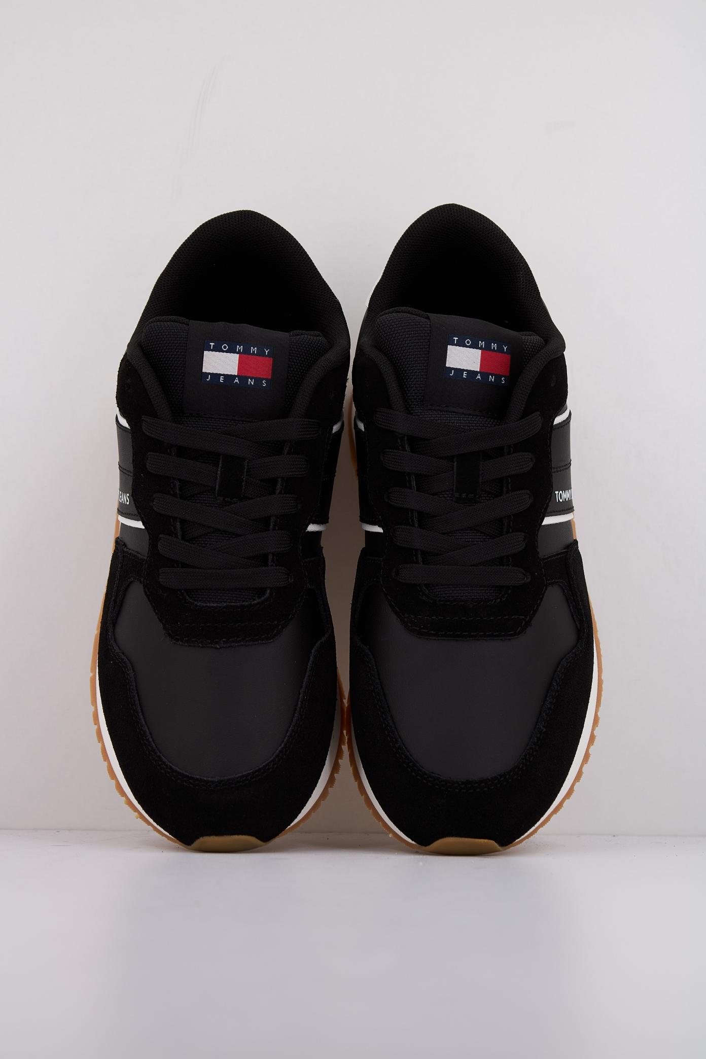 TOMMY JEANS TJW EVA RETRO RUNNER en color NEGRO (3)