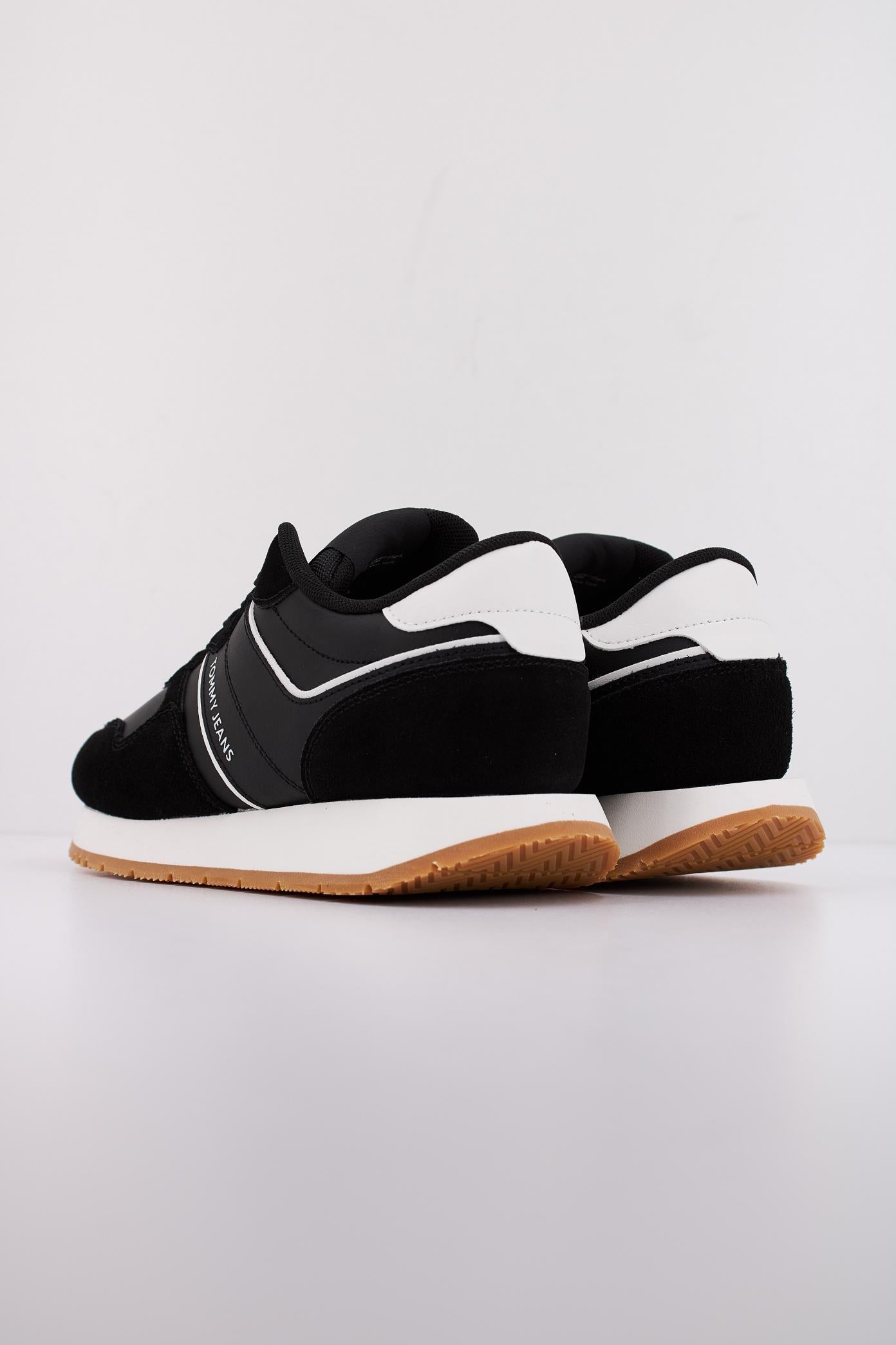 TOMMY JEANS TJW EVA RETRO RUNNER en color NEGRO (4)