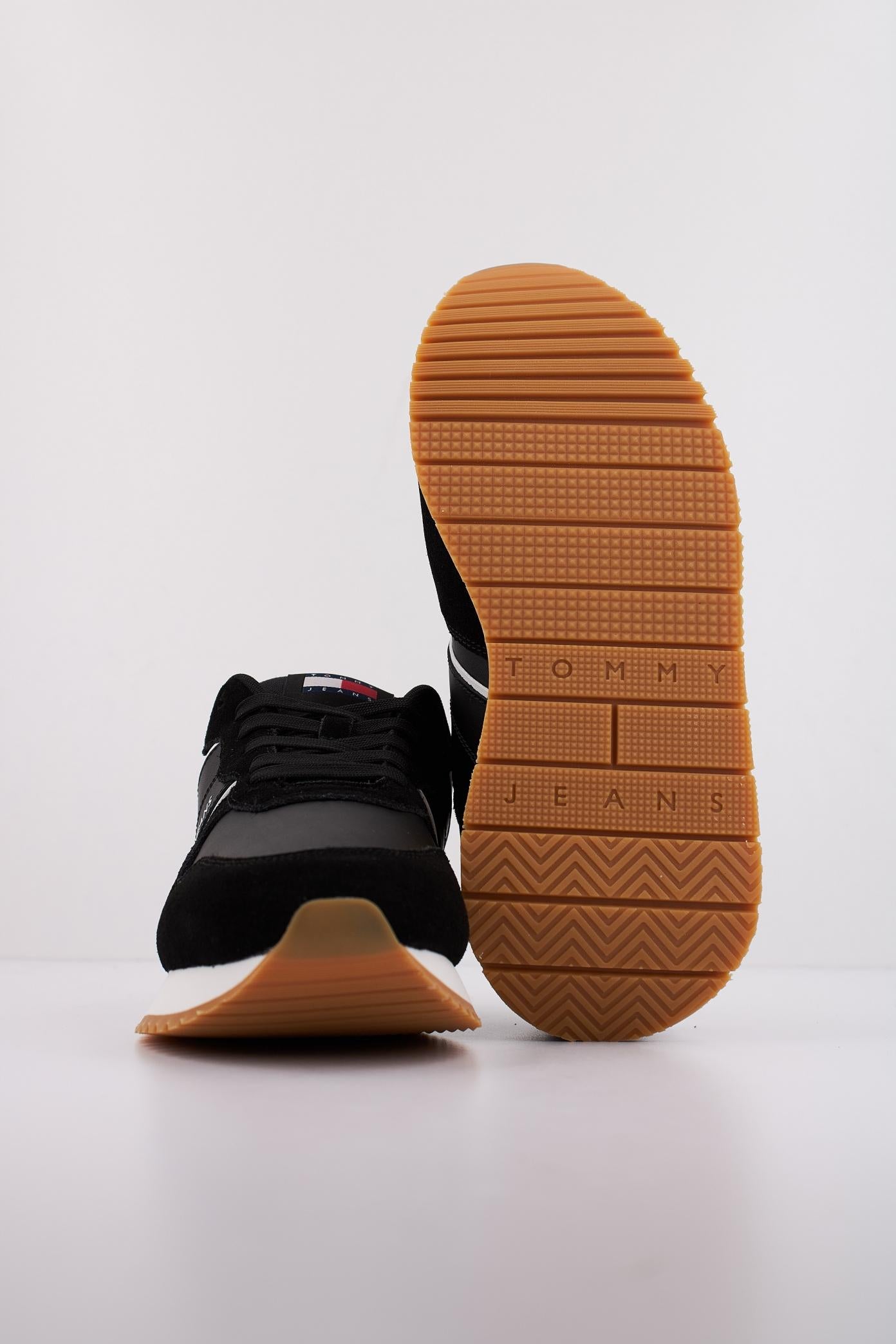 TOMMY JEANS TJW EVA RETRO RUNNER en color NEGRO (5)