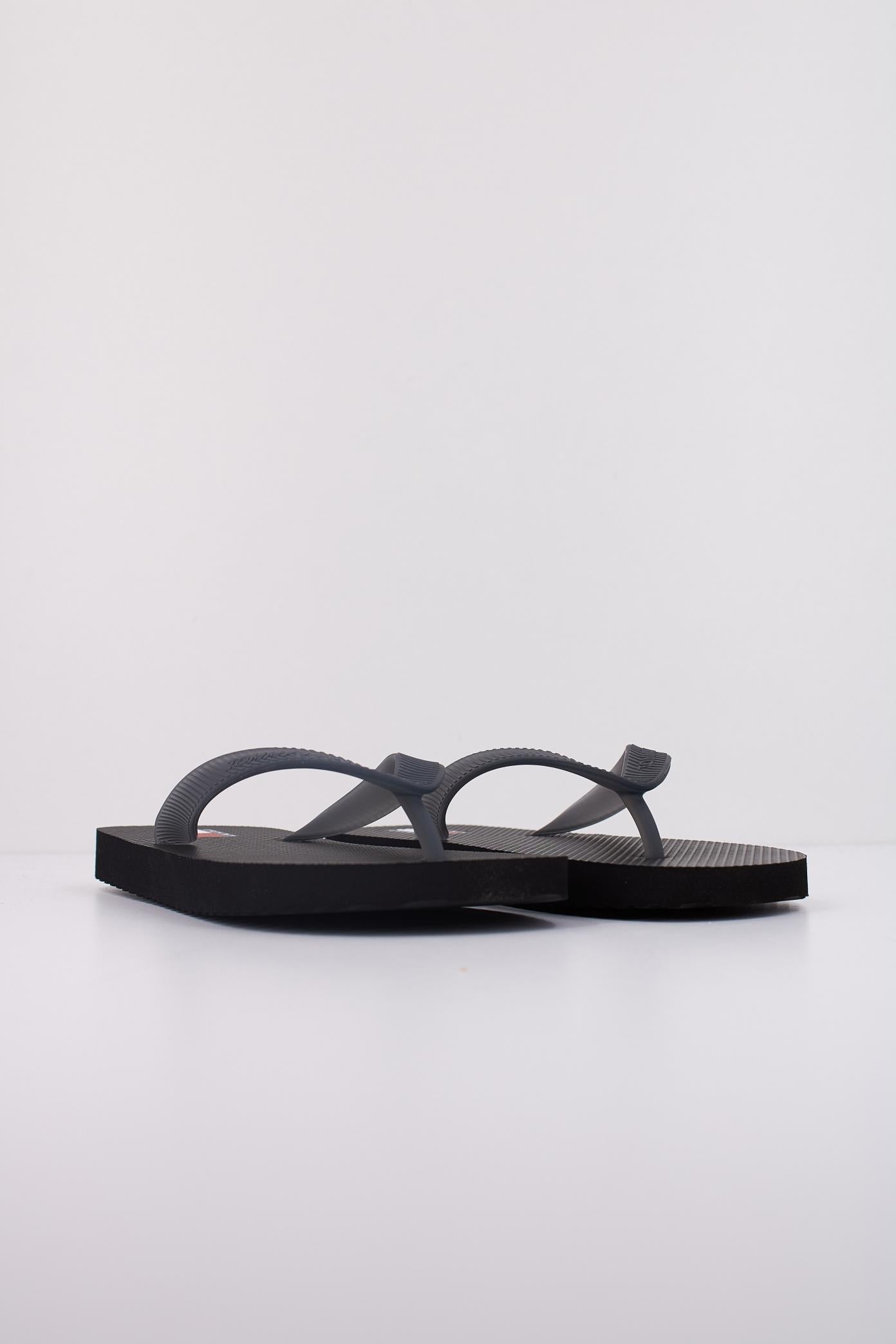 TOMMY JEANS LOGO FLIP FLOP en color NEGRO (2)