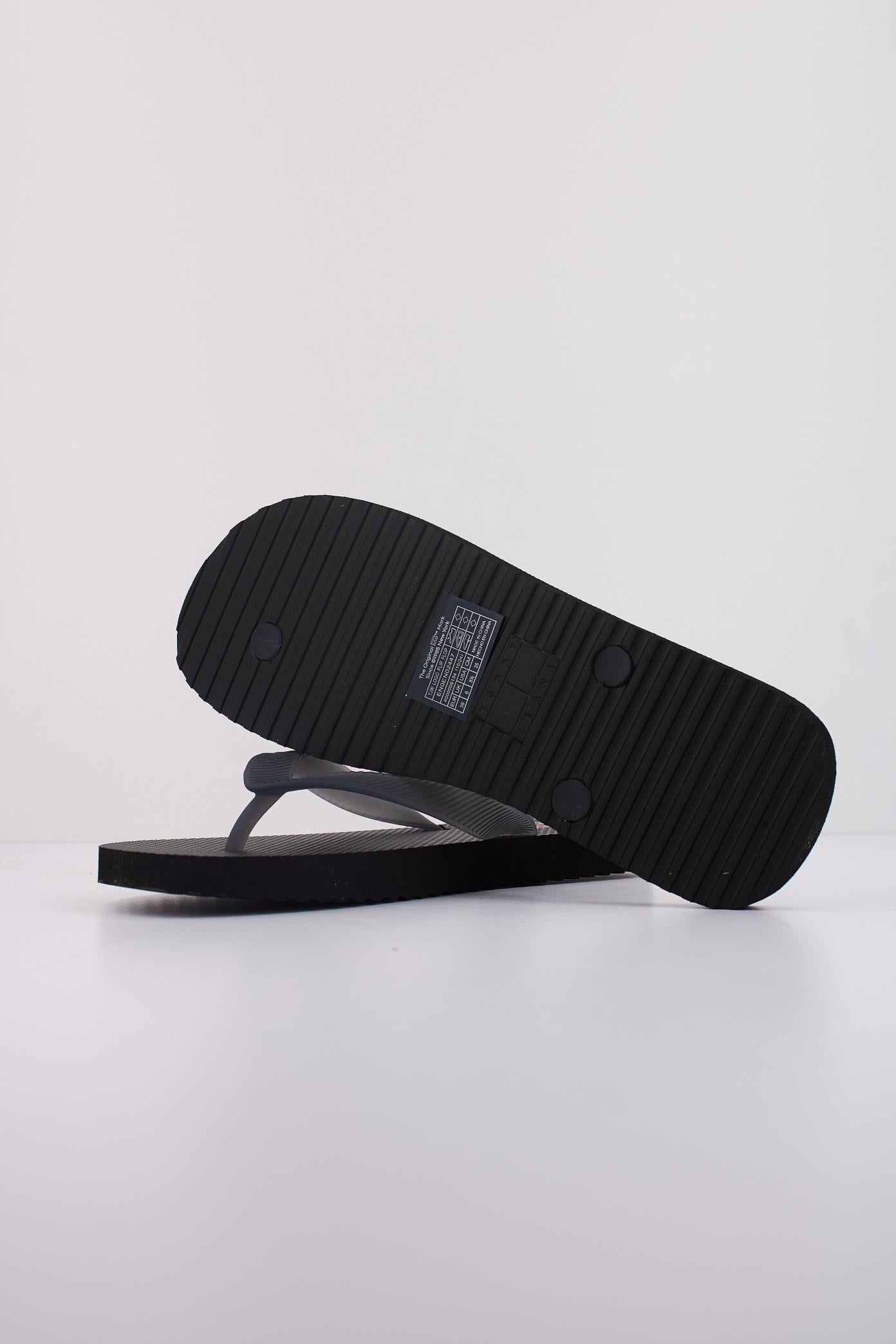TOMMY JEANS LOGO FLIP FLOP en color NEGRO (5)