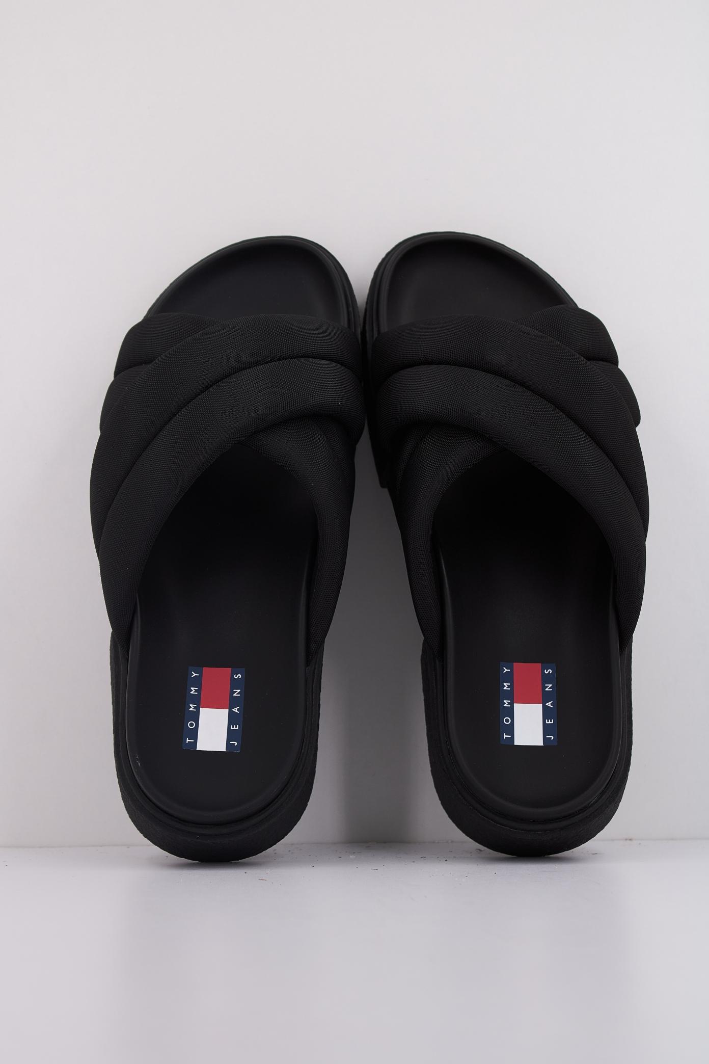 TOMMY JEANS FLATFORM SANDAL en color NEGRO (3)