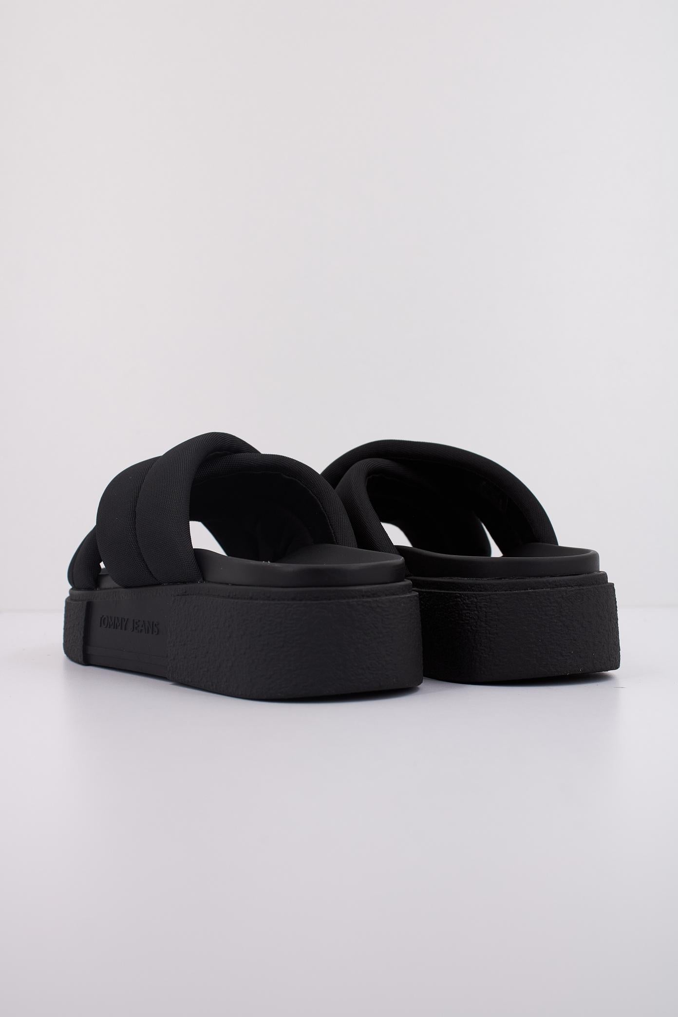 TOMMY JEANS FLATFORM SANDAL en color NEGRO (4)
