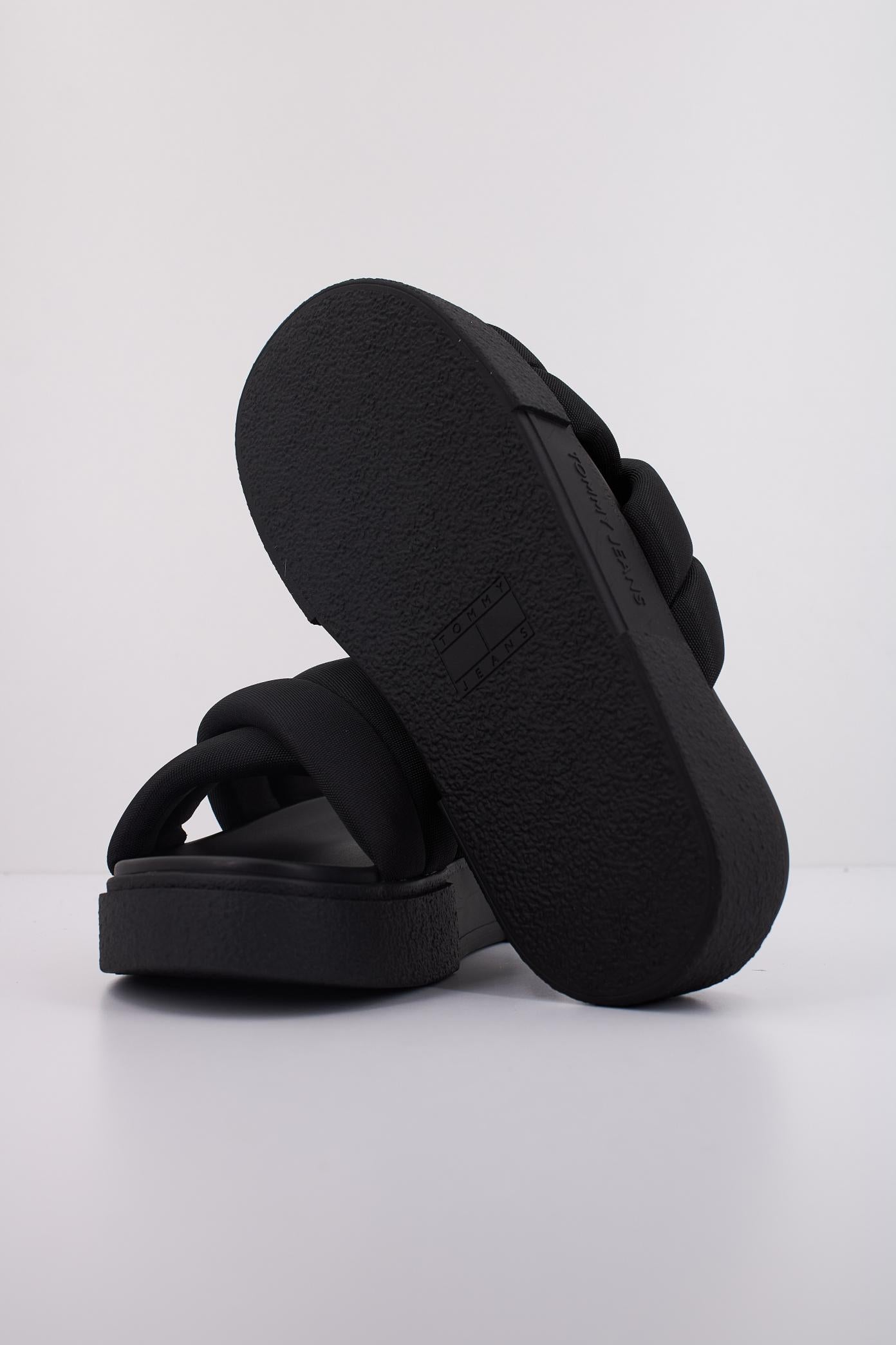 TOMMY JEANS FLATFORM SANDAL en color NEGRO (5)