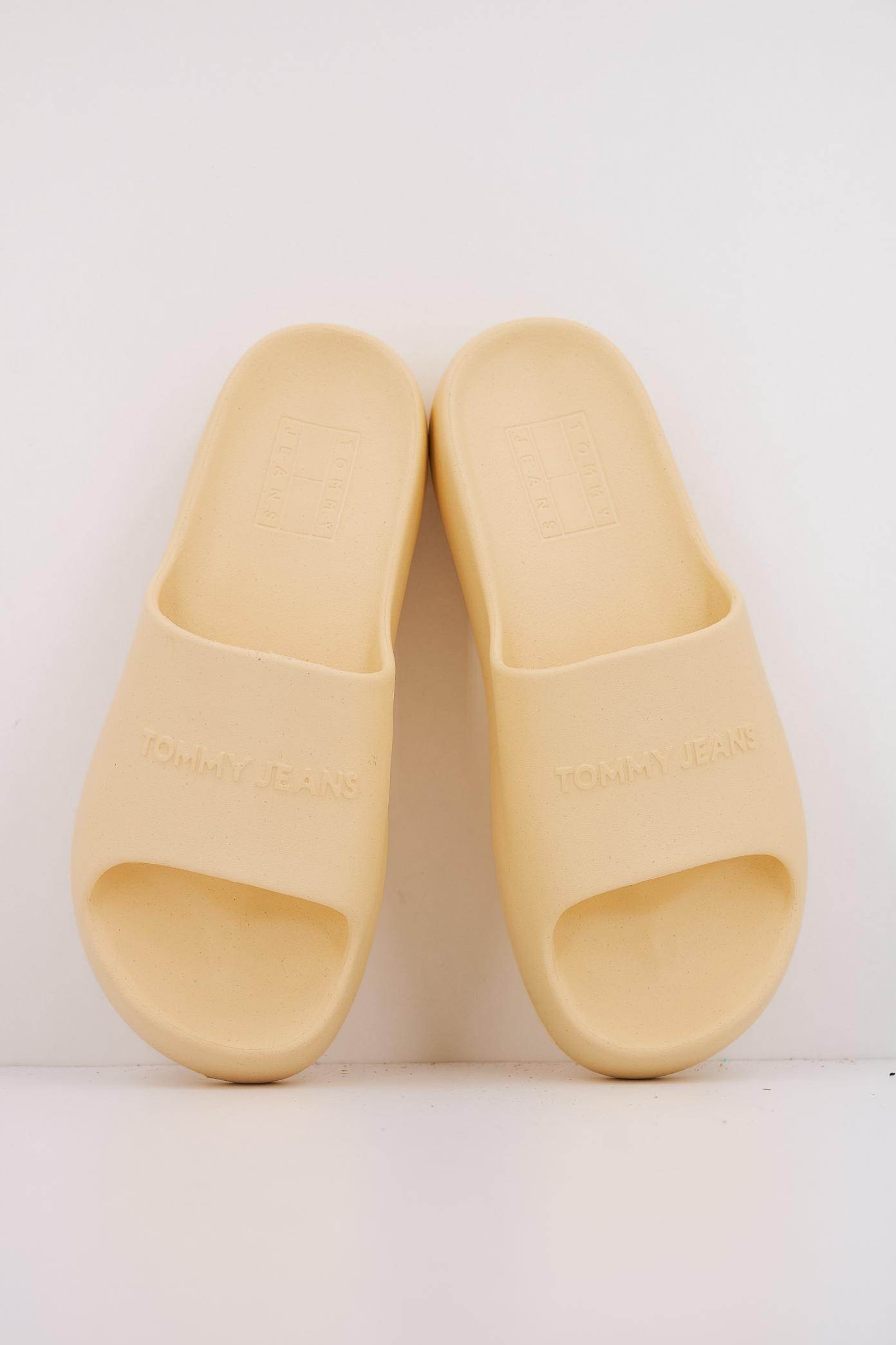 TOMMY JEANS CHUNKY POOL SLIDE ESS en color AMARILLO (3)